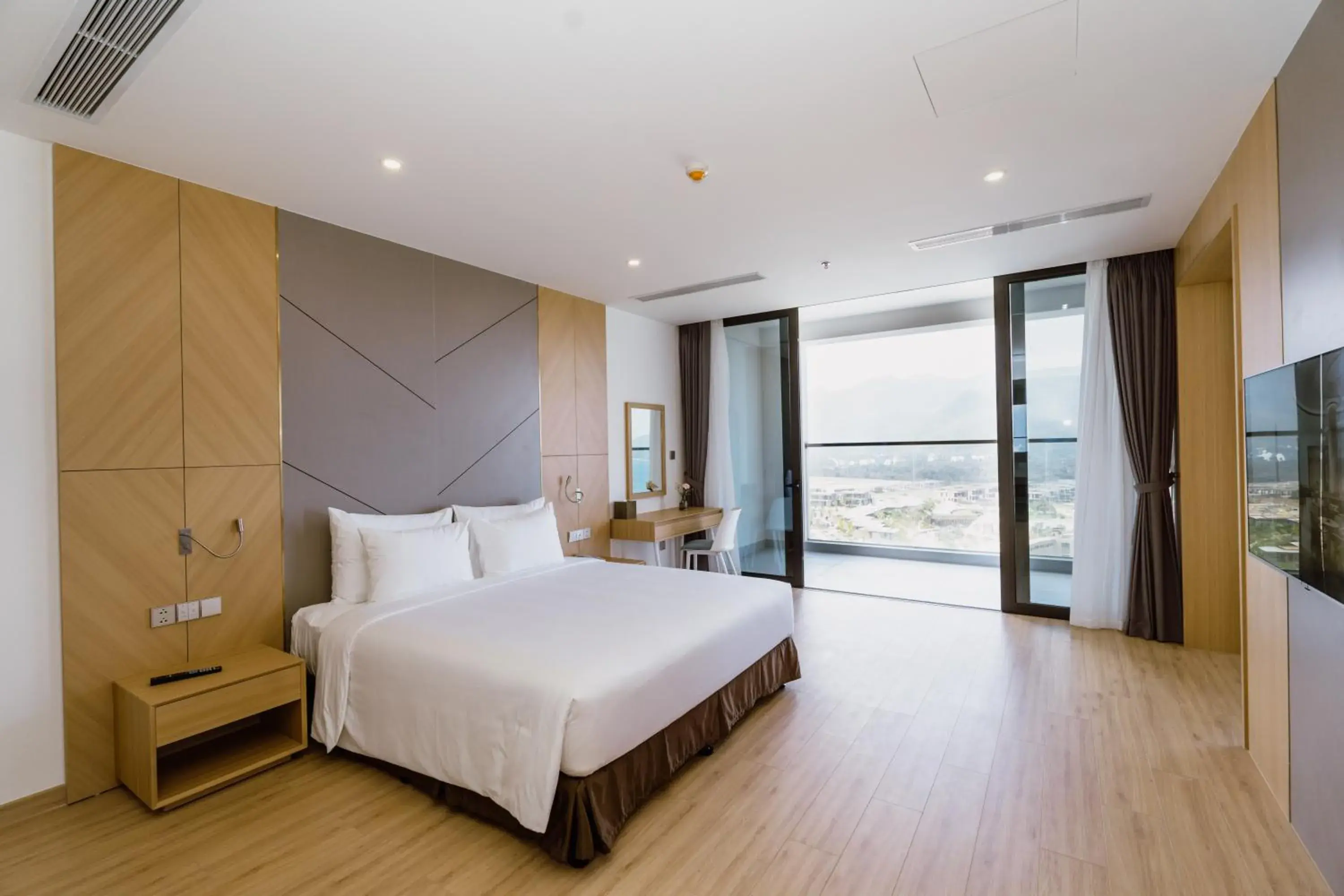 Suite Oceanfront with Bathtub in Aquamarine Cam Ranh - By Swandor Suite Oceanfront with Bathtub in Aquamarine Cam Ranh - By Swandor