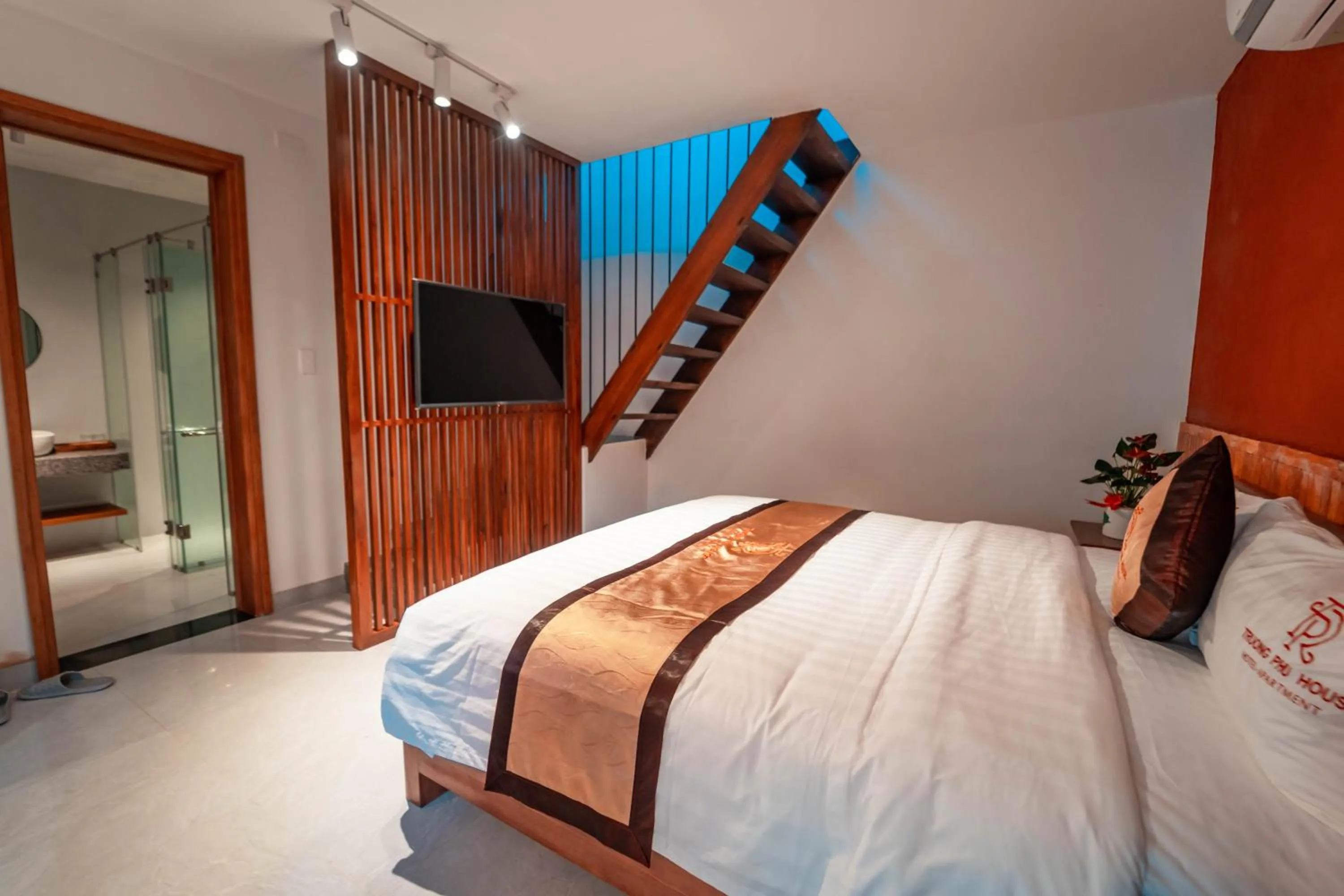 Photo of the whole room, Bed in TRUONG PHU HOUSE - HOTEL & APARTMENT