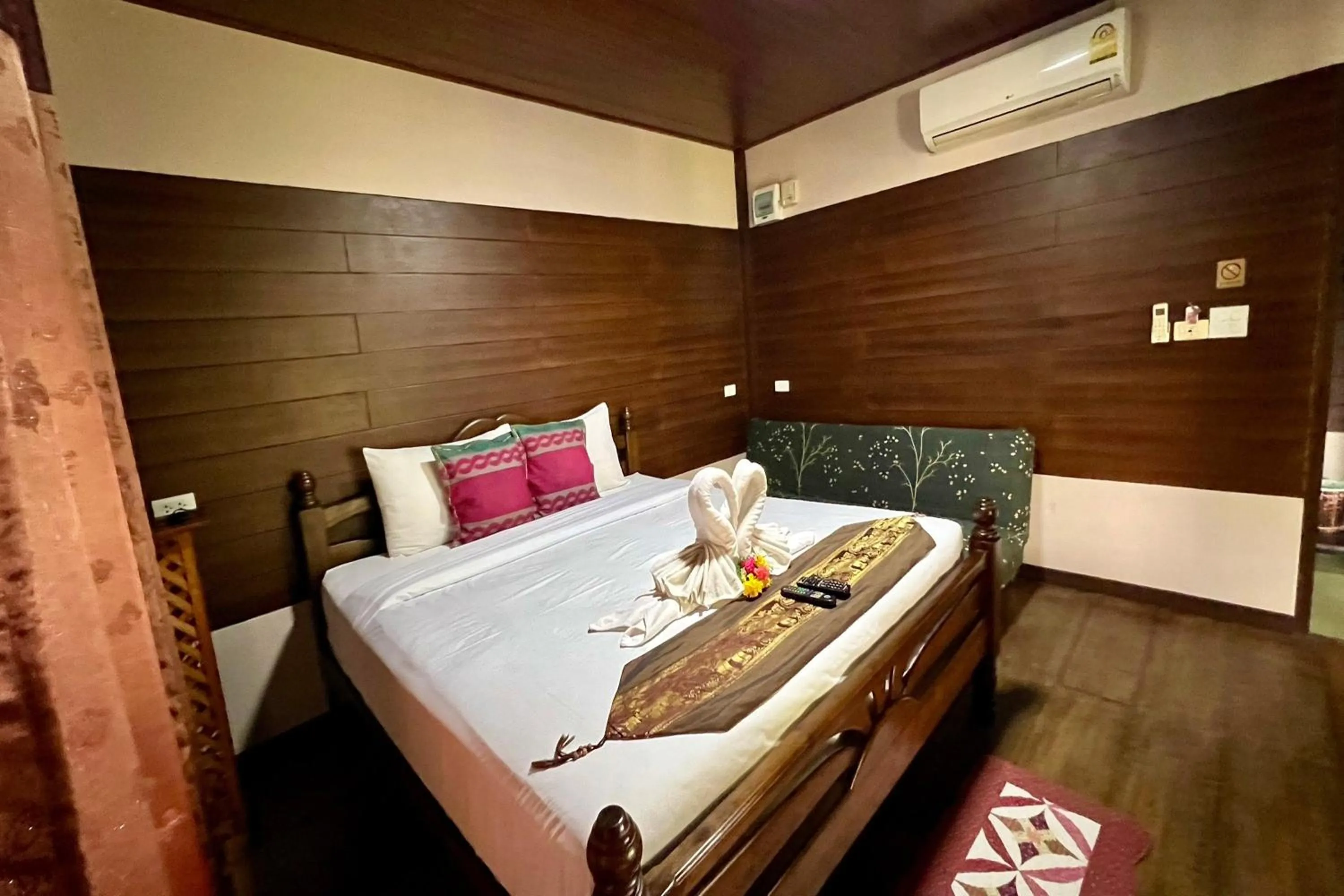 Bedroom, Bed in Huen Pak Mon Chantra