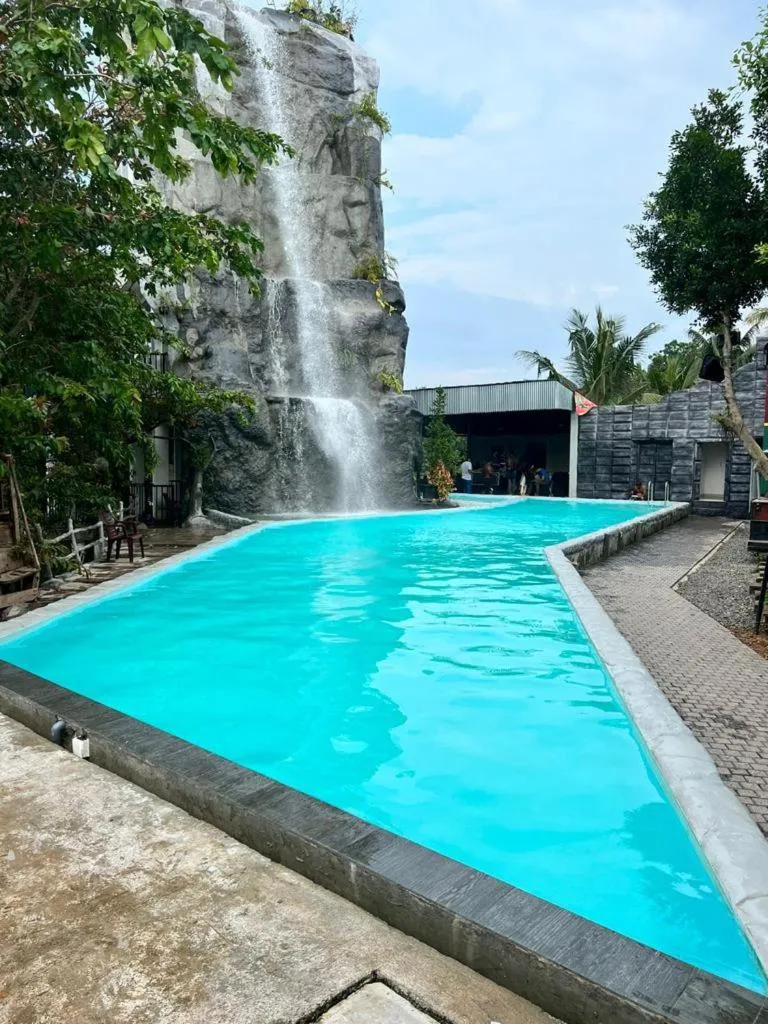 Swimming pool in Hotel Royal Grand Paradise