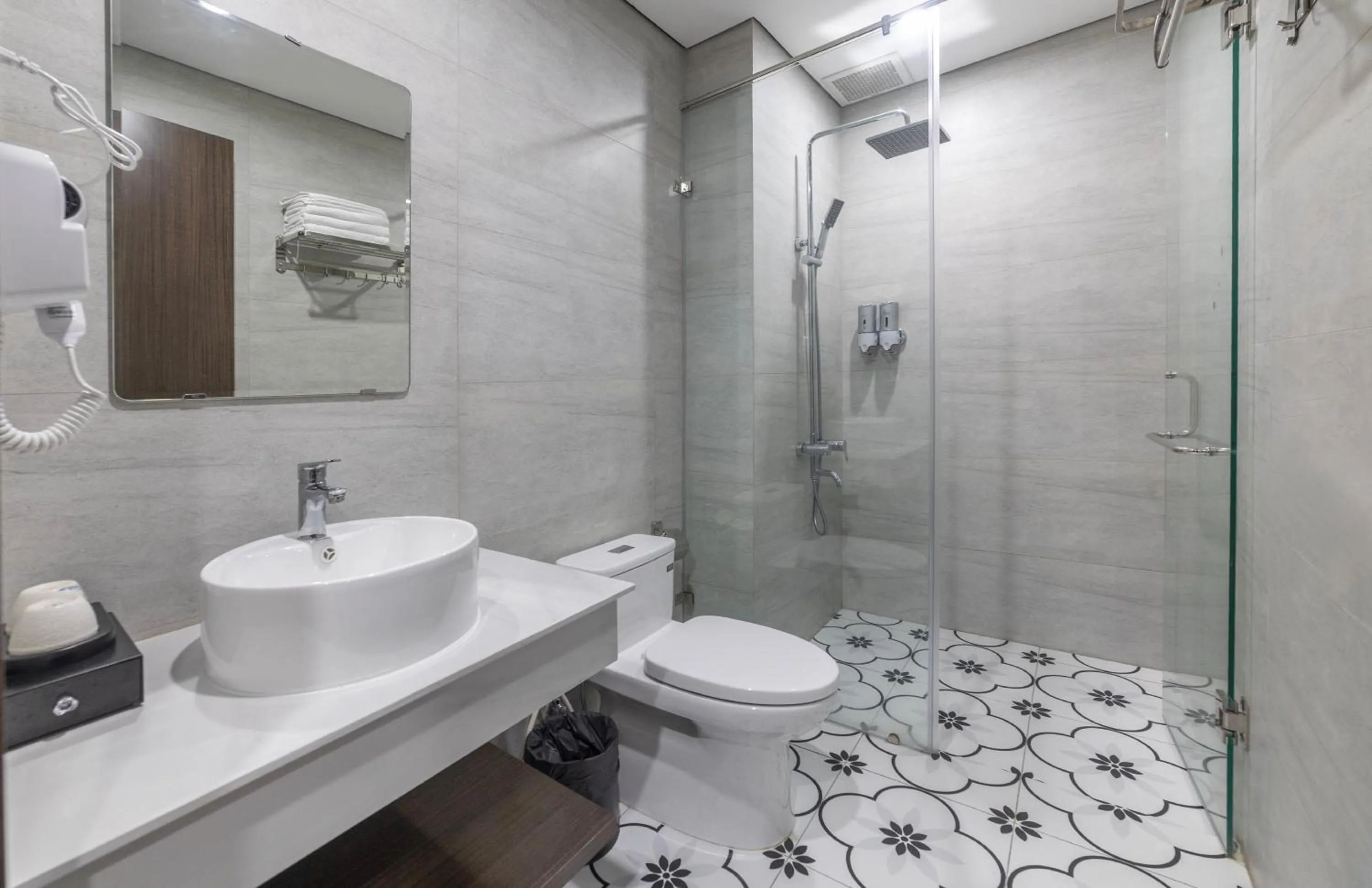 Toilet in Green LP Hotel & Apartment