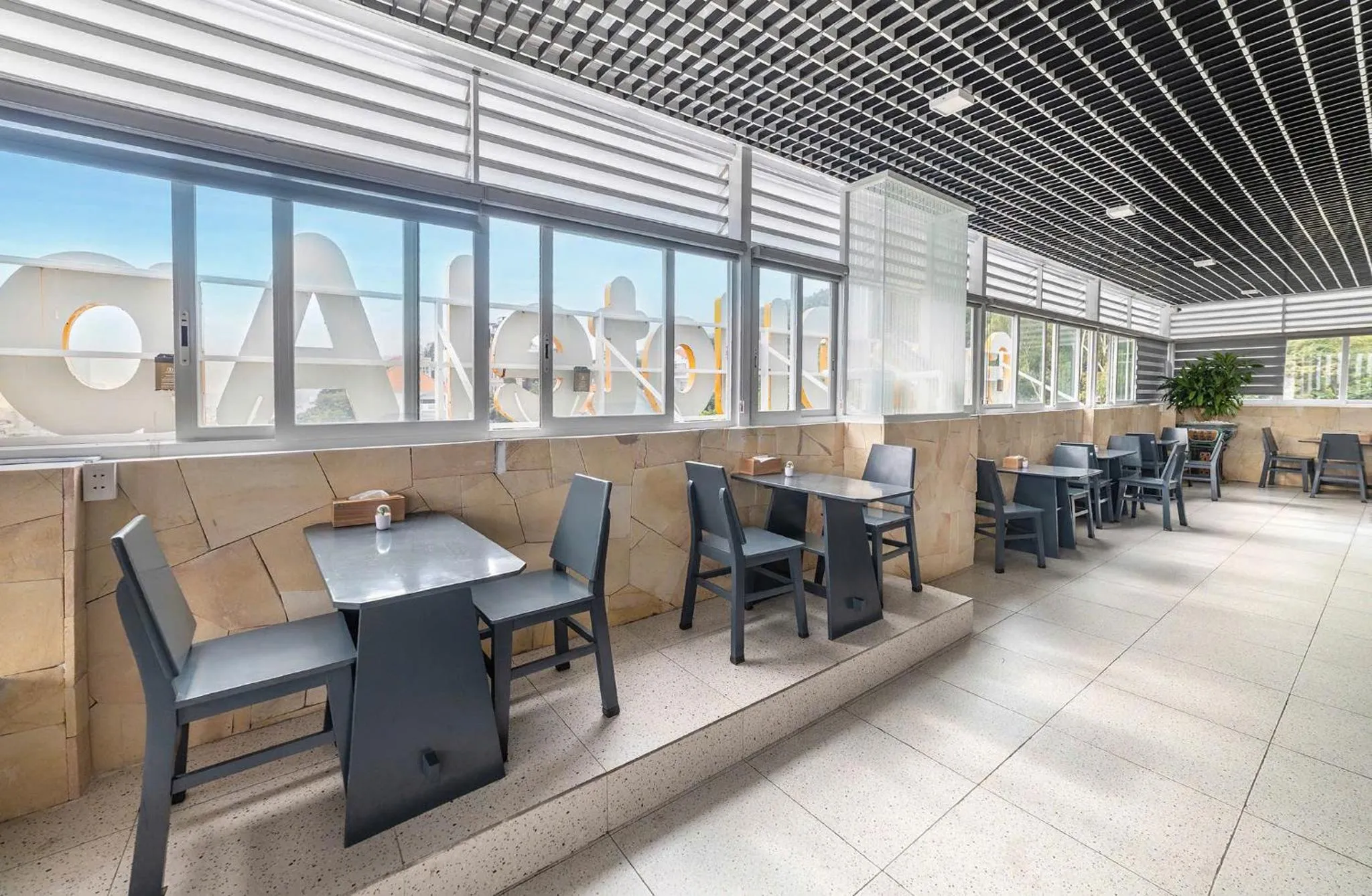 Restaurant/places to eat in Green LP Hotel & Apartment