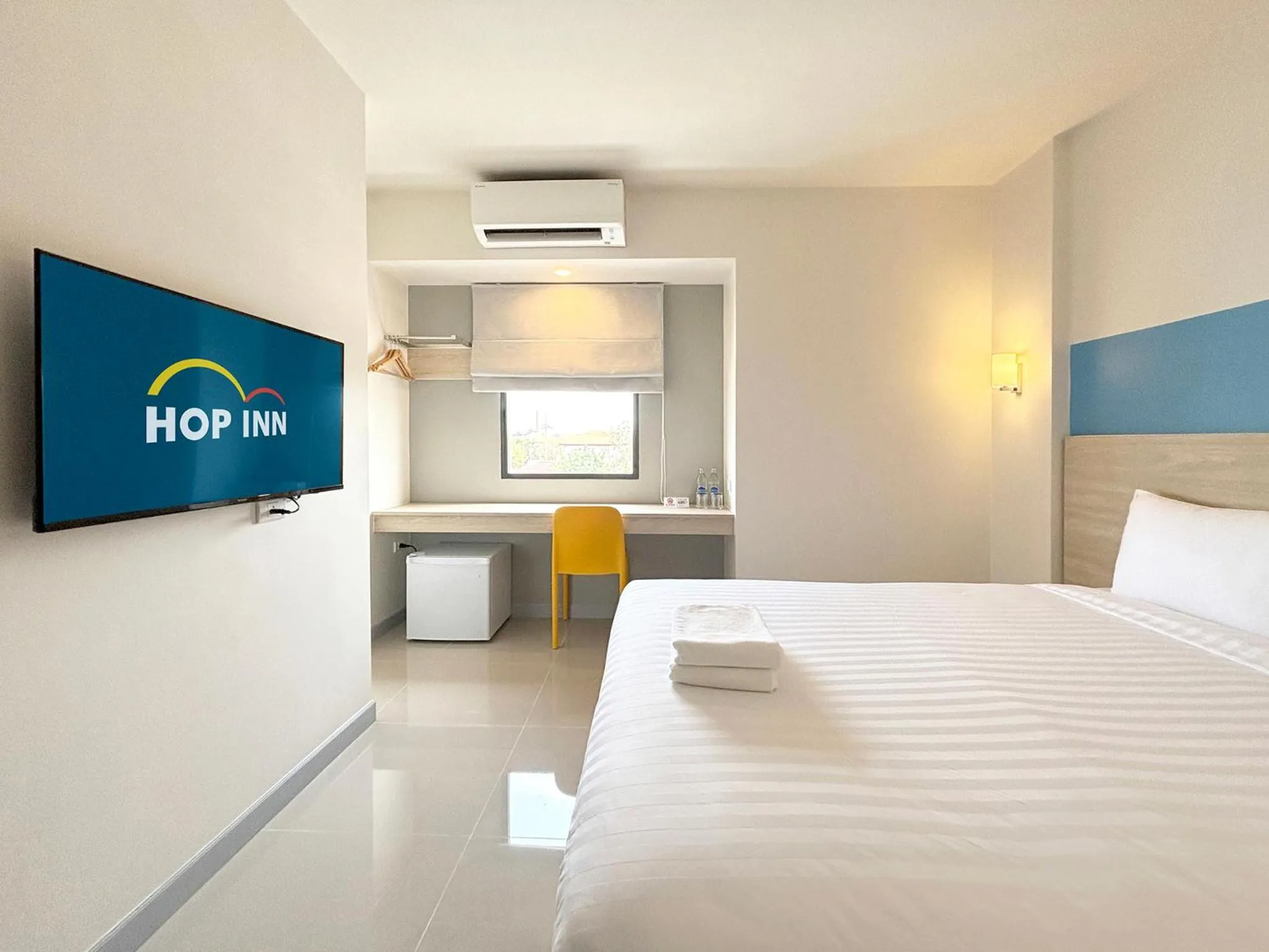 Bedroom, Bed in HOP INN Suphanburi
