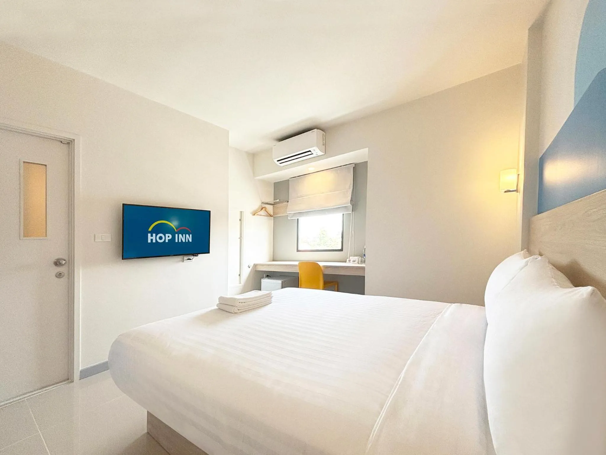 Bedroom, Bed in HOP INN Suphanburi