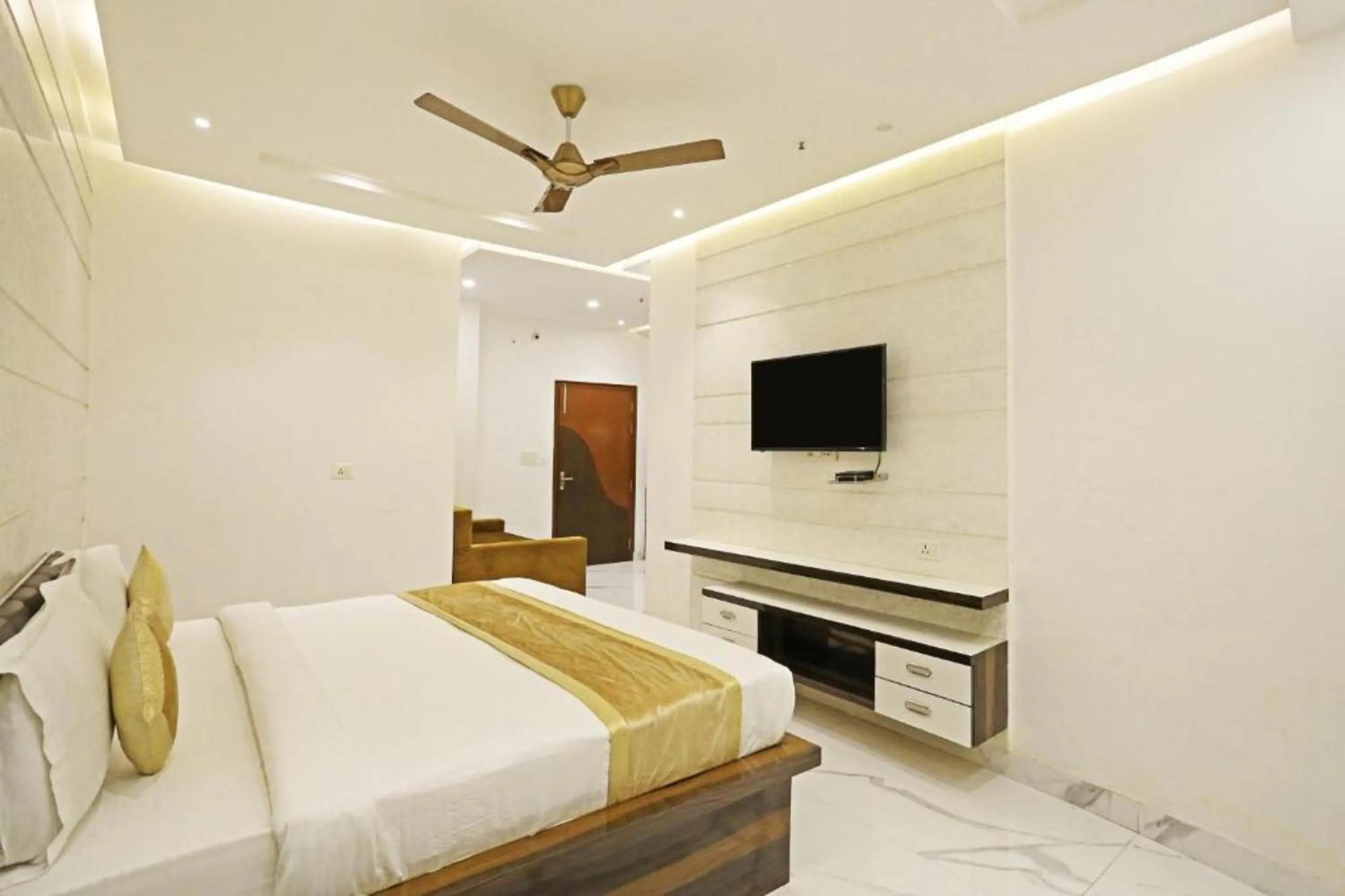 Bed, TV/Entertainment Center in HOTEL MGM RESIDENCY