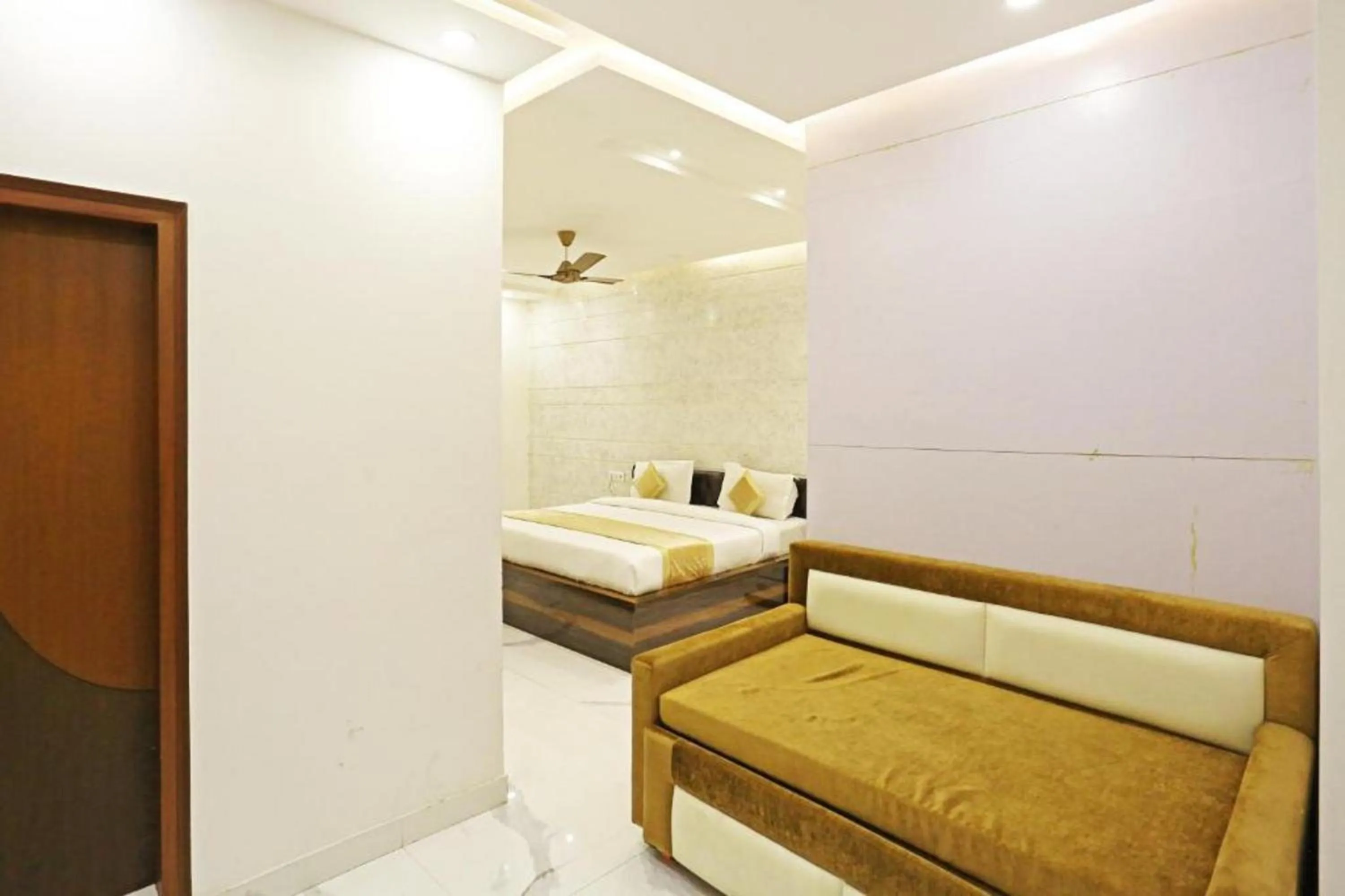 Bed, Seating Area in HOTEL MGM RESIDENCY