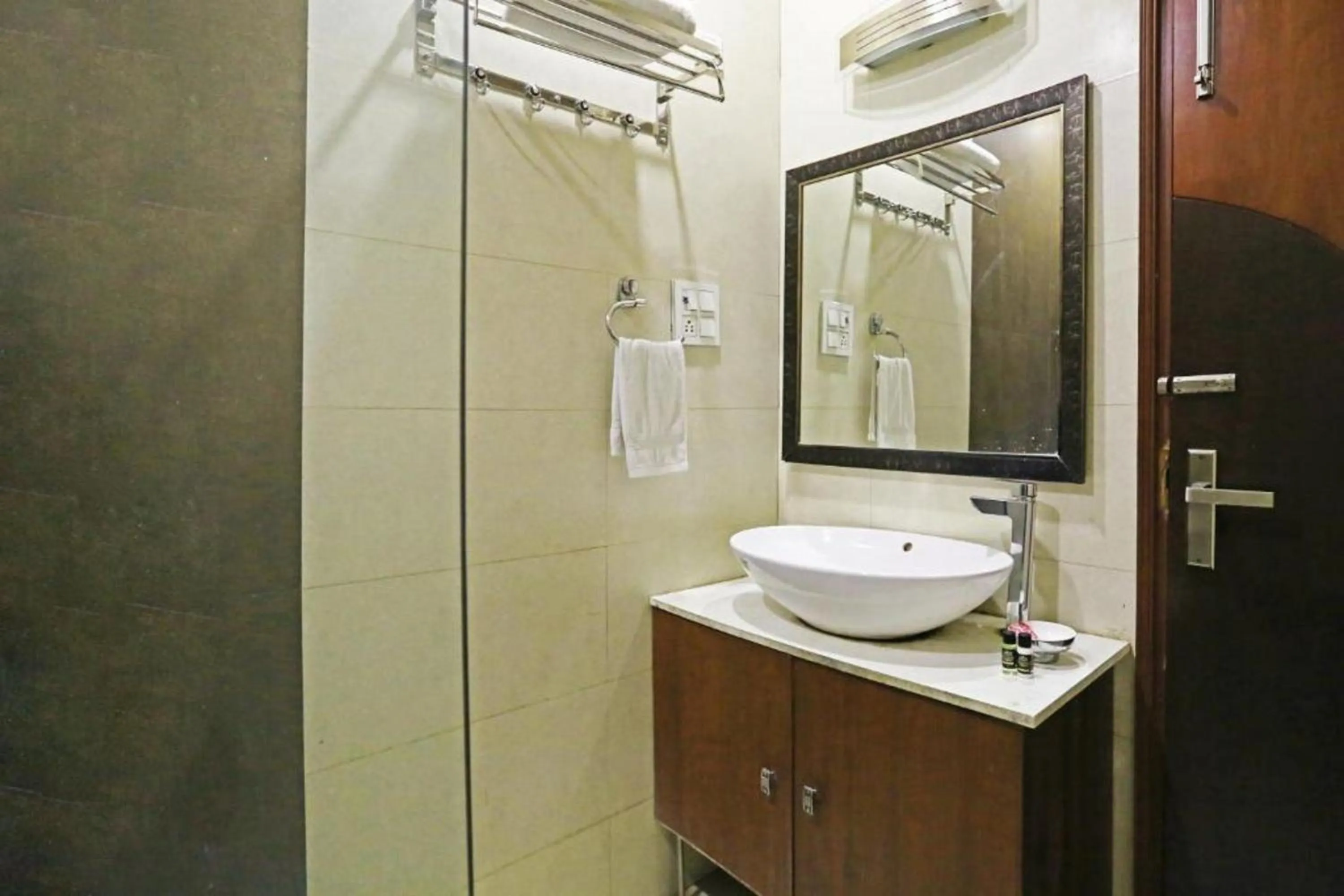 Shower, Bathroom in HOTEL MGM RESIDENCY