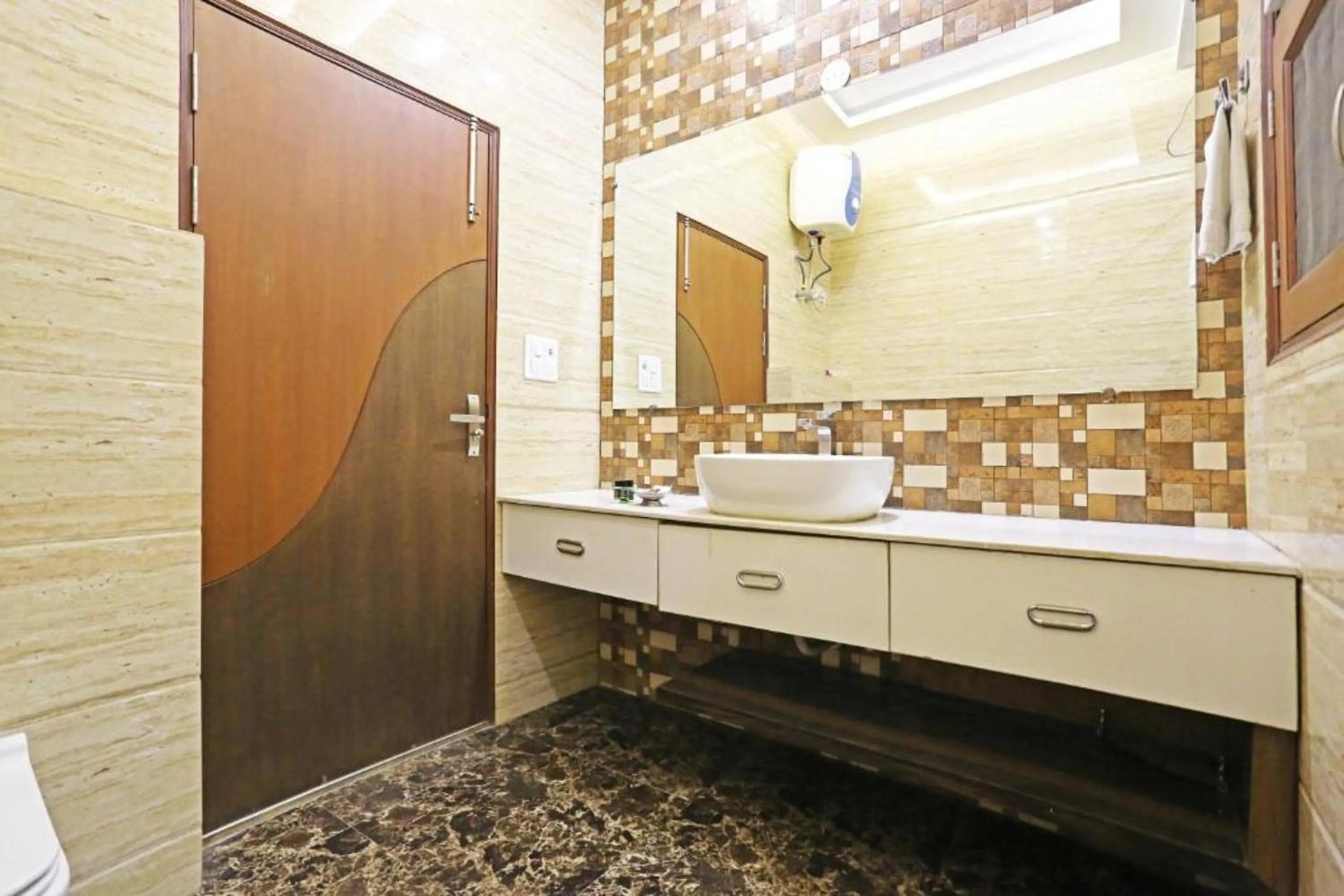 Shower, Bathroom in HOTEL MGM RESIDENCY