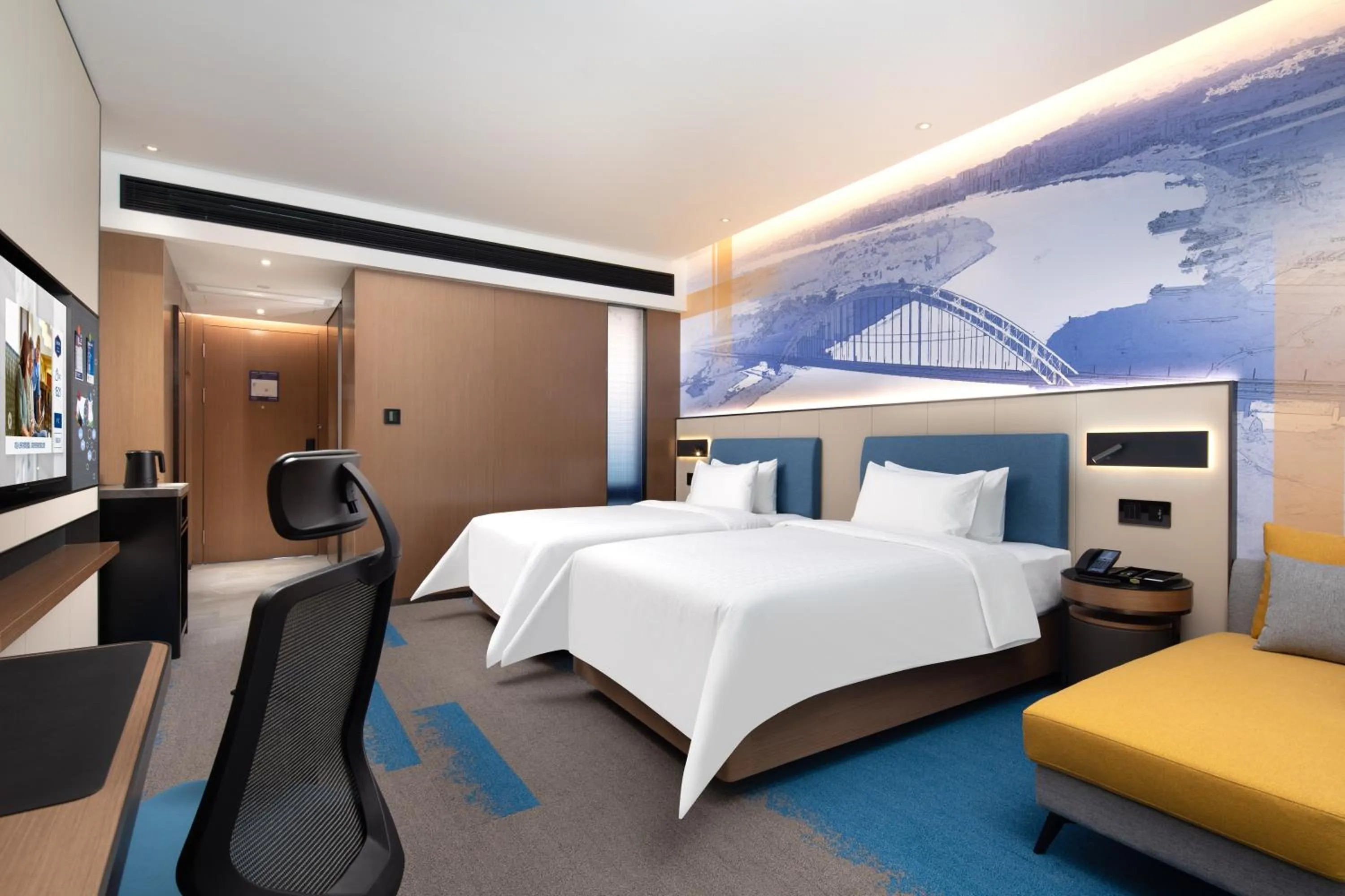 Photo of the whole room, Bed in Hampton by Hilton Guigang