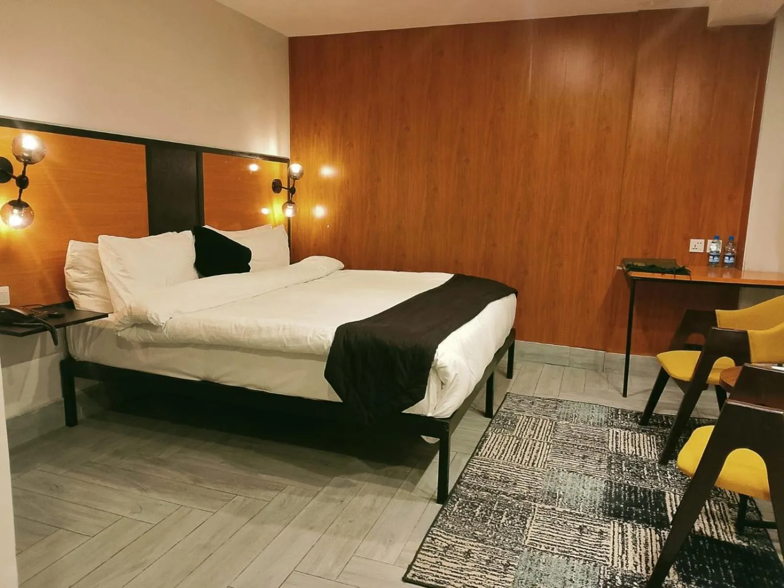 Bedroom, Bed in Sky Lodge Hotel