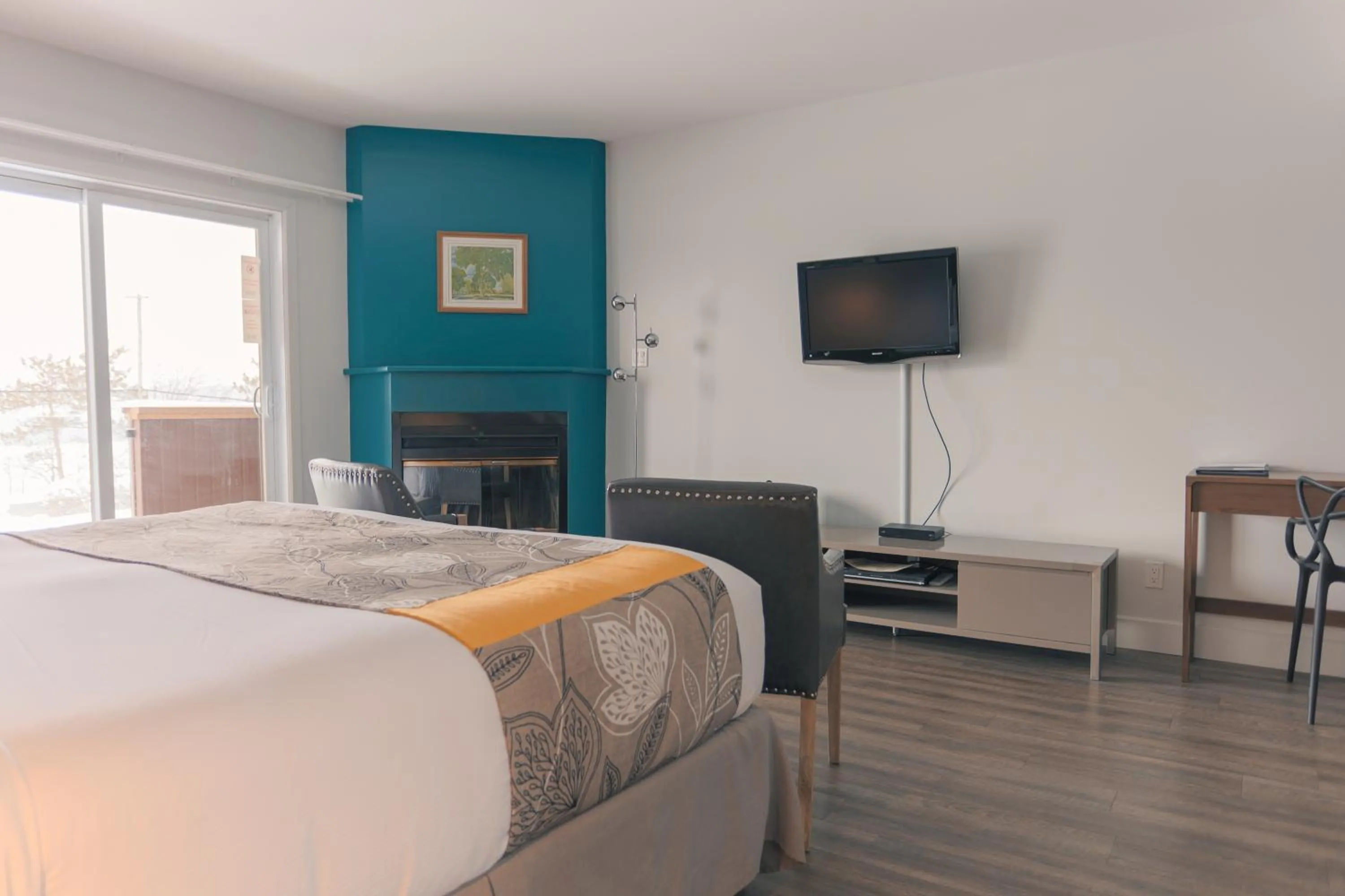 Photo of the whole room, Bed in Hotel Lac Brome