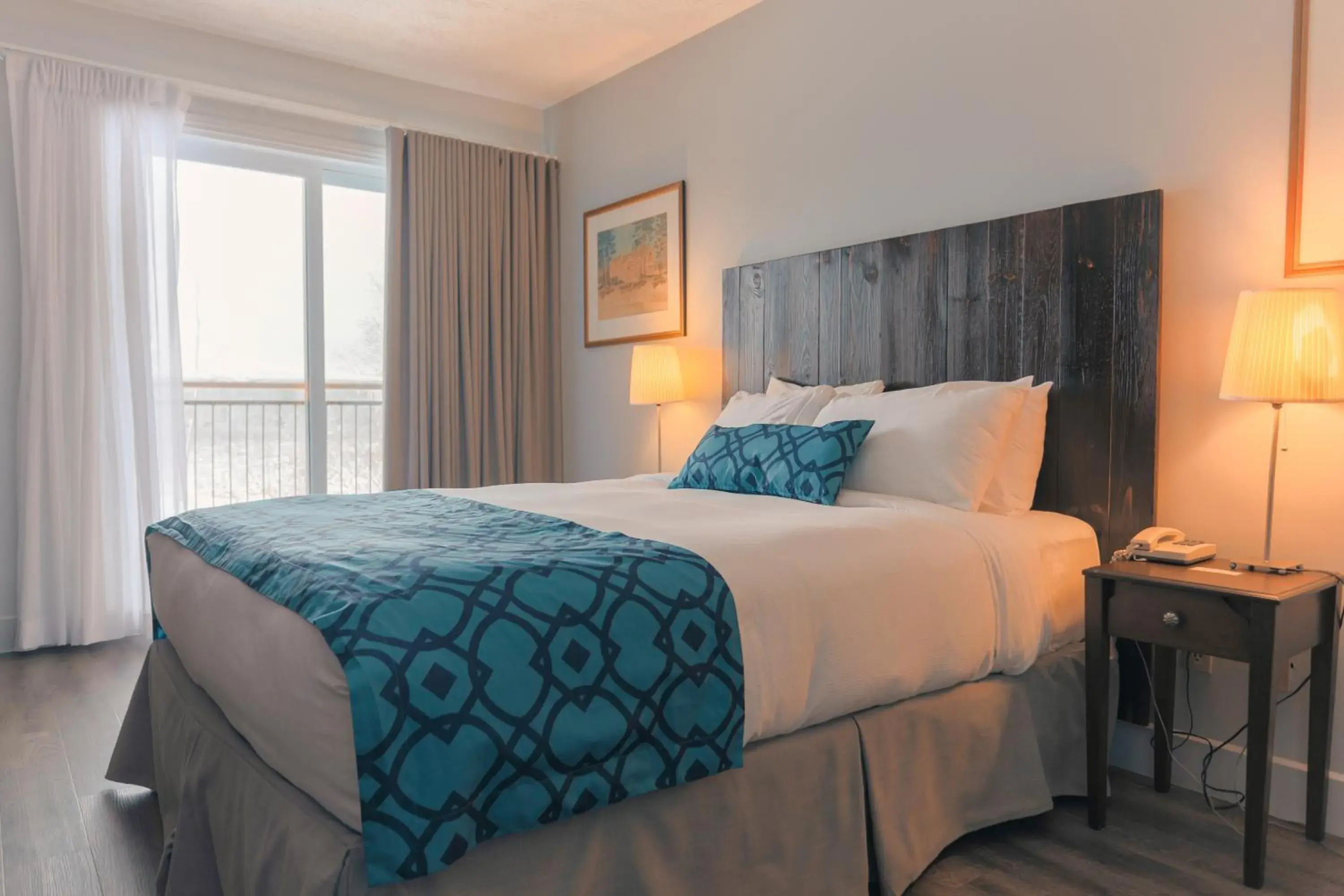 Ground Level 1 Queen bed in Hotel Lac Brome Ground Level 1 Queen bed in Hotel Lac Brome