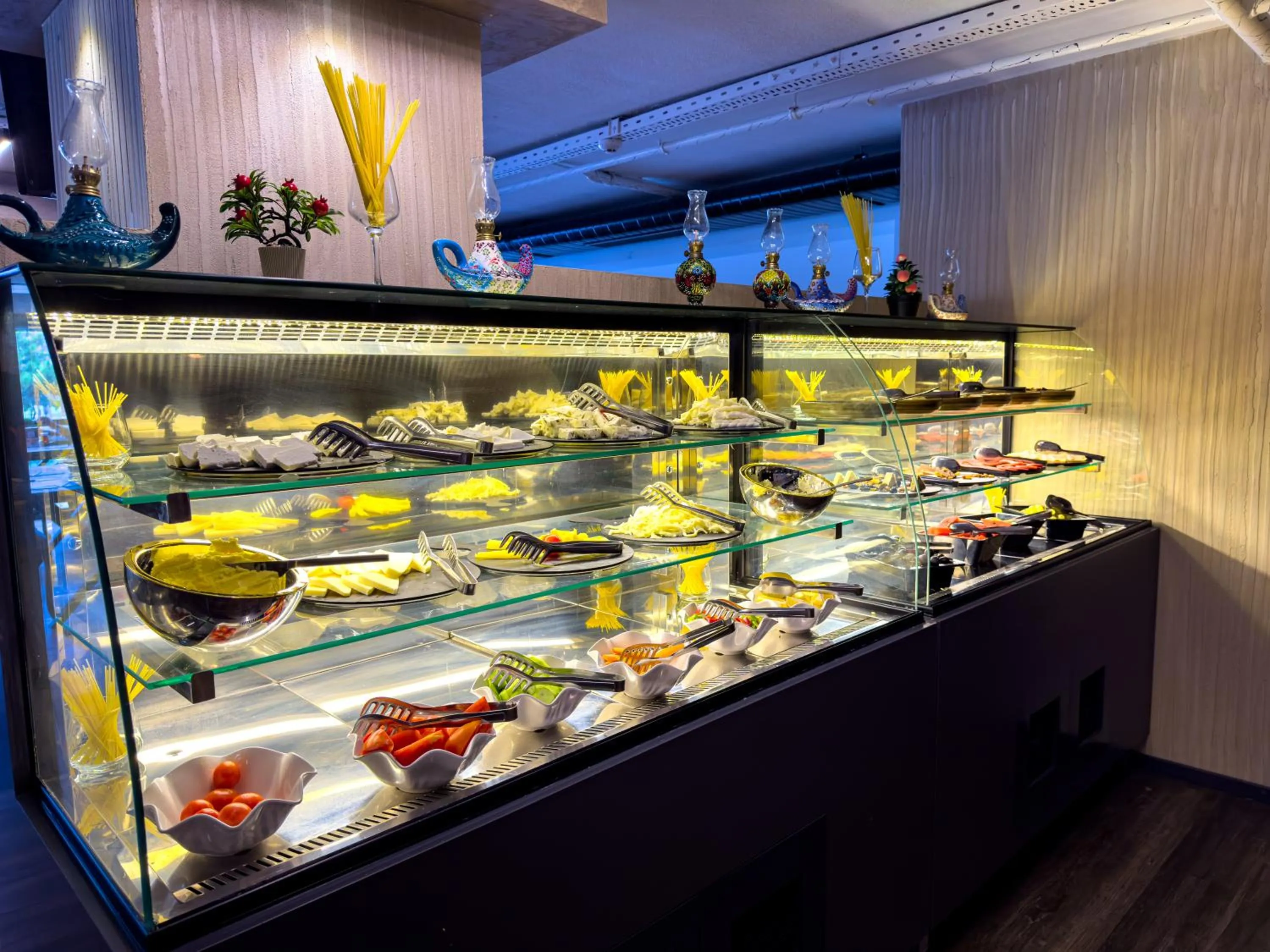 Restaurant/places to eat in Sera Lake Center Hotel