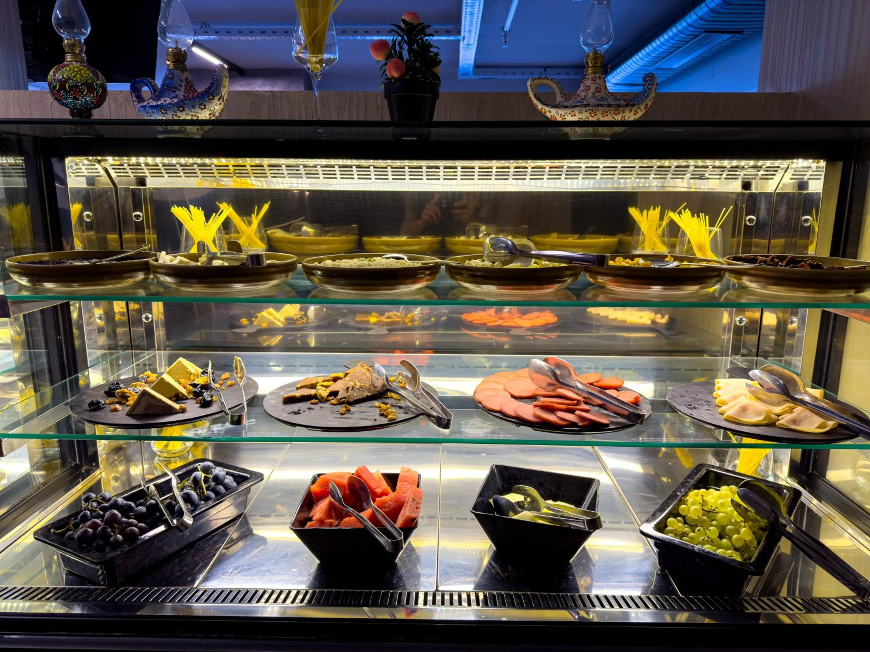 Restaurant/places to eat in Sera Lake Center Hotel