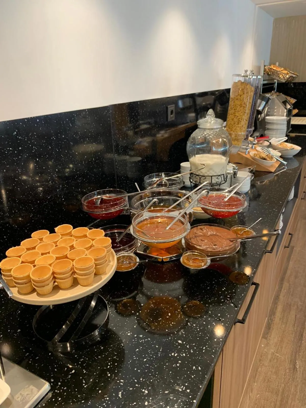 Restaurant/places to eat in Sera Lake Center Hotel