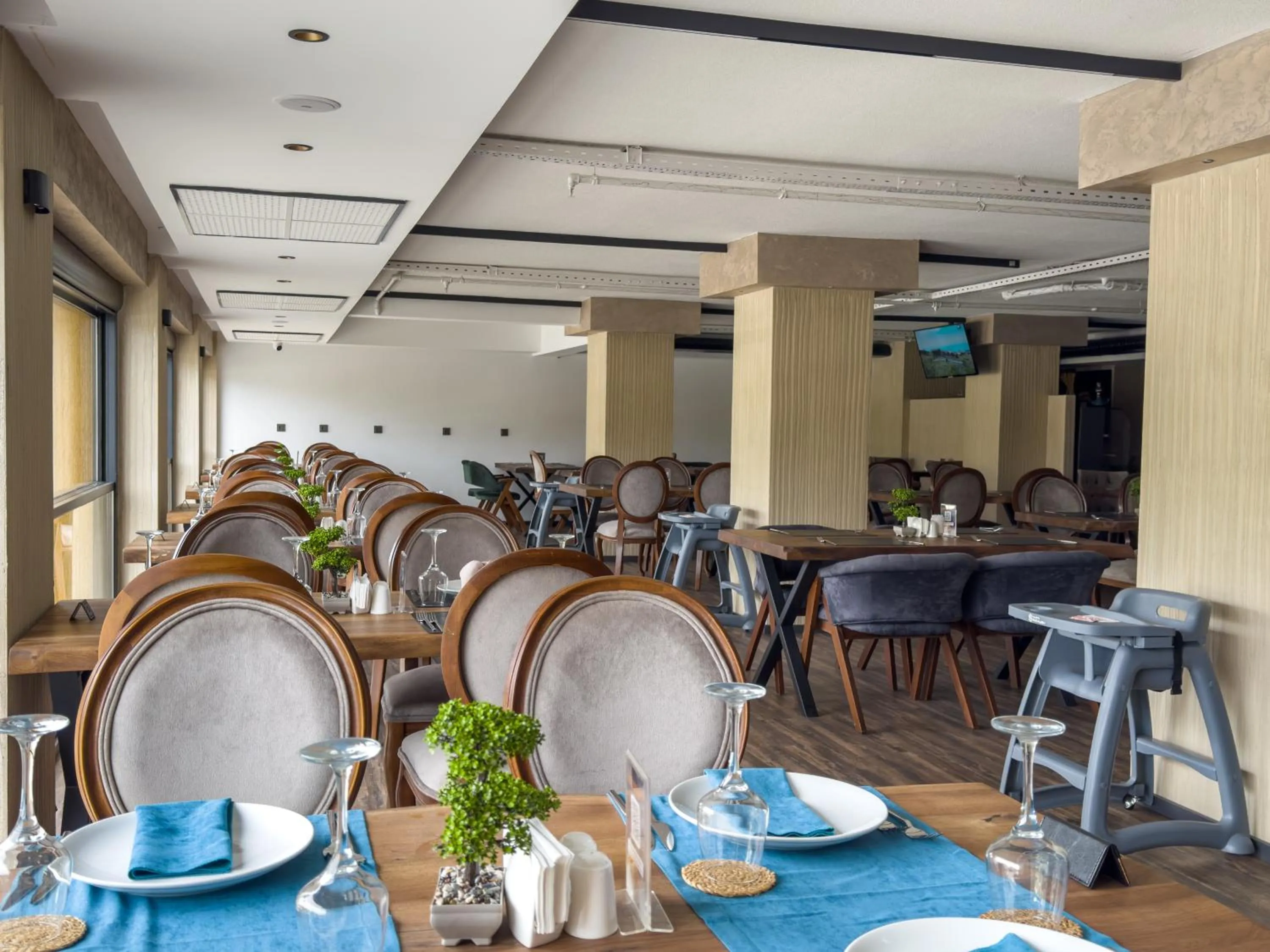 Restaurant/places to eat in Sera Lake Center Hotel