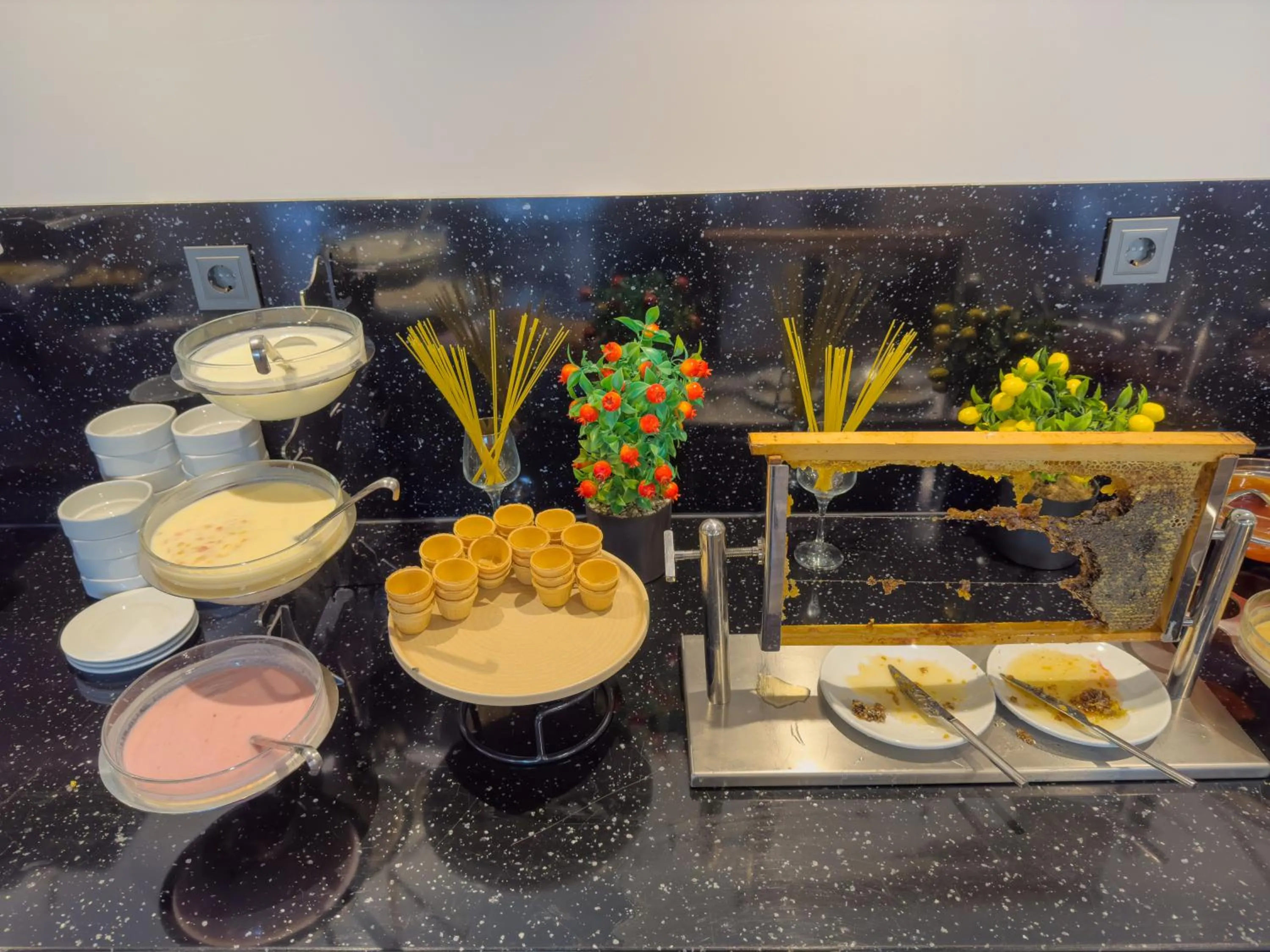 Restaurant/places to eat in Sera Lake Center Hotel