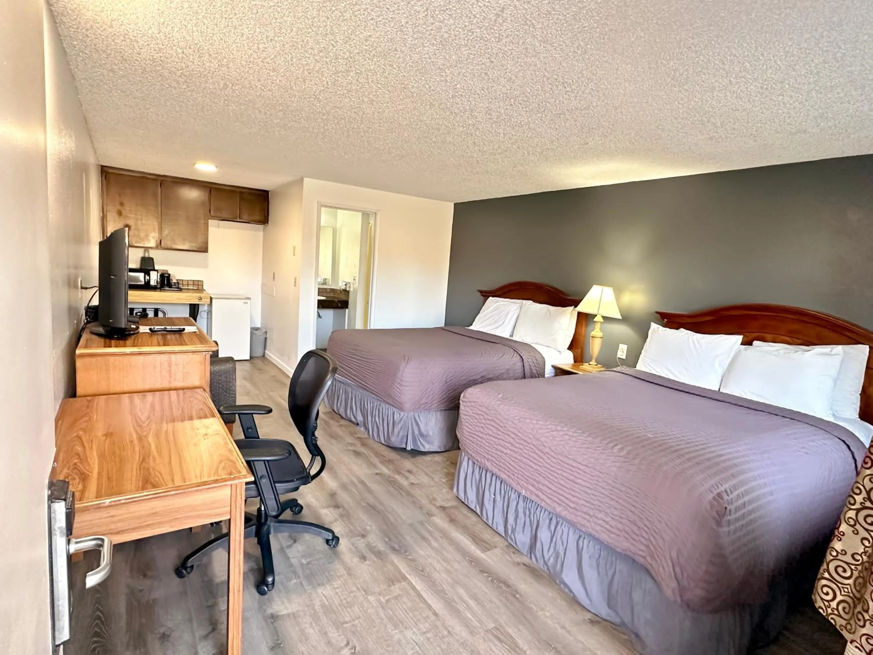 Photo of the whole room, Bed in Economy Inn