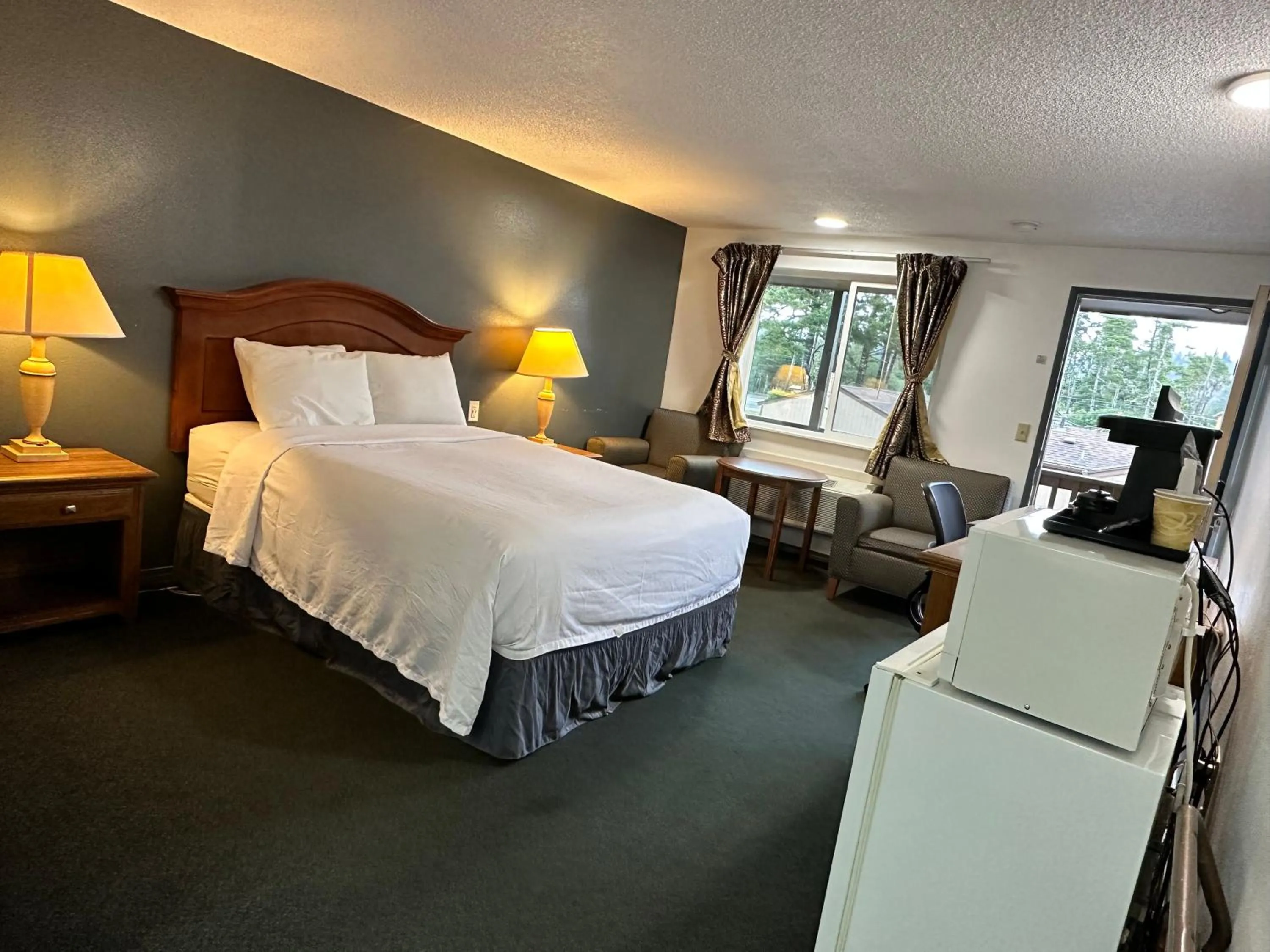 Photo of the whole room, Bed in Economy Inn