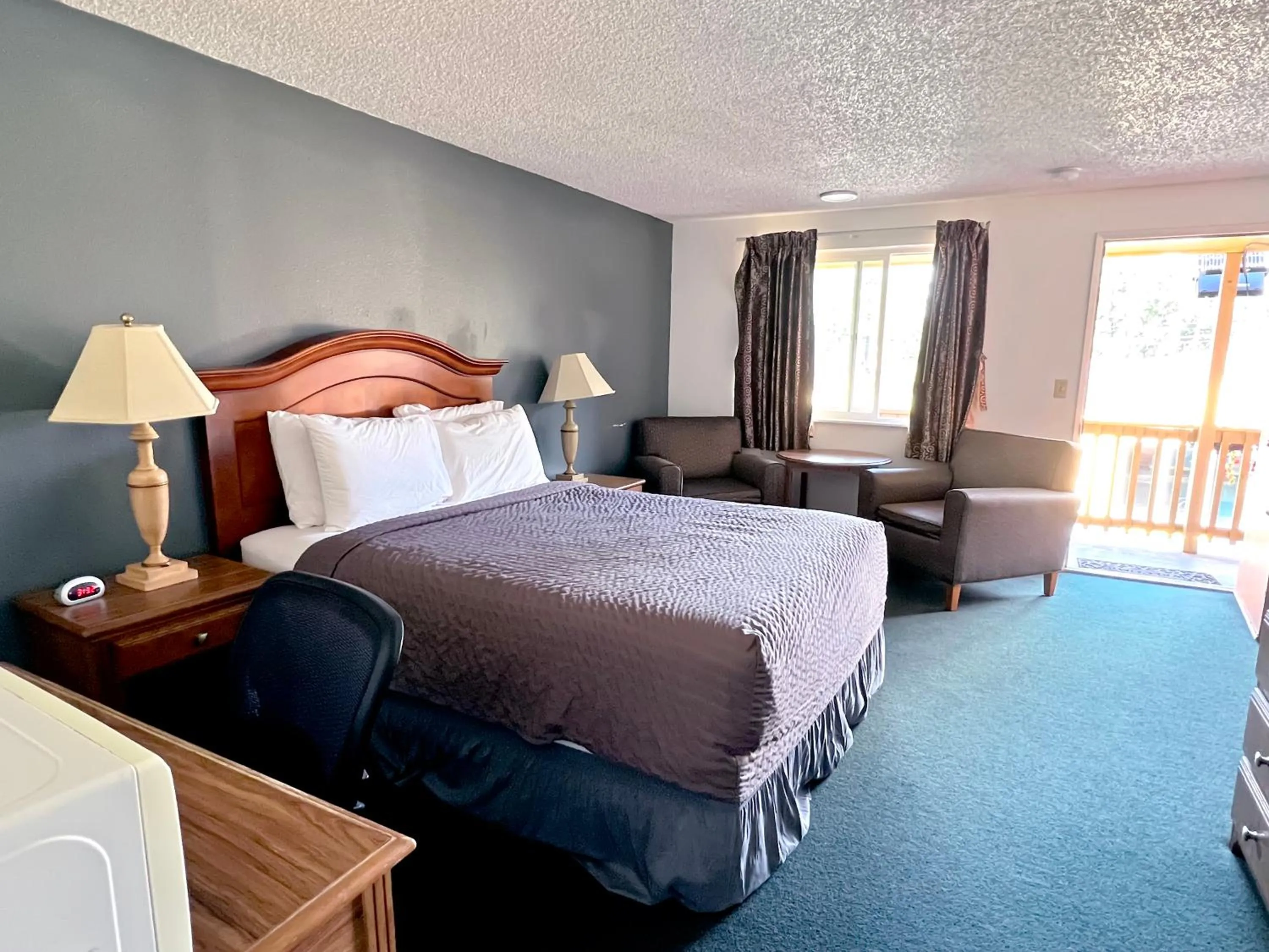 Photo of the whole room, Bed in Economy Inn