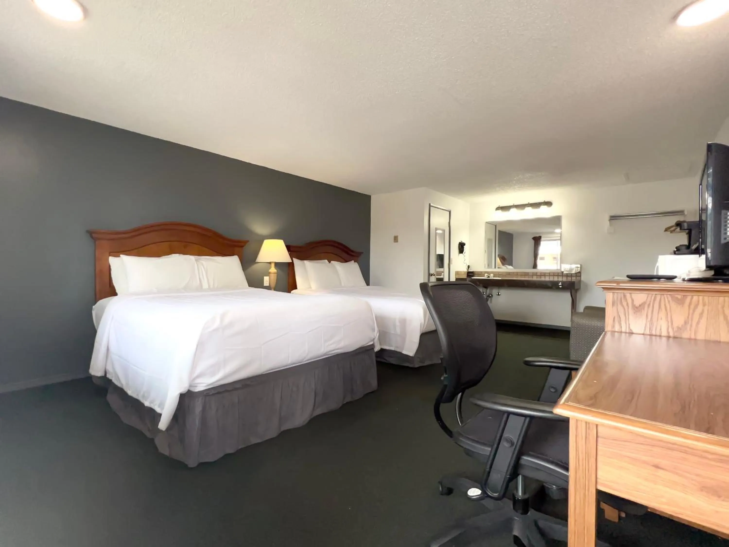 Photo of the whole room, Bed in Economy Inn