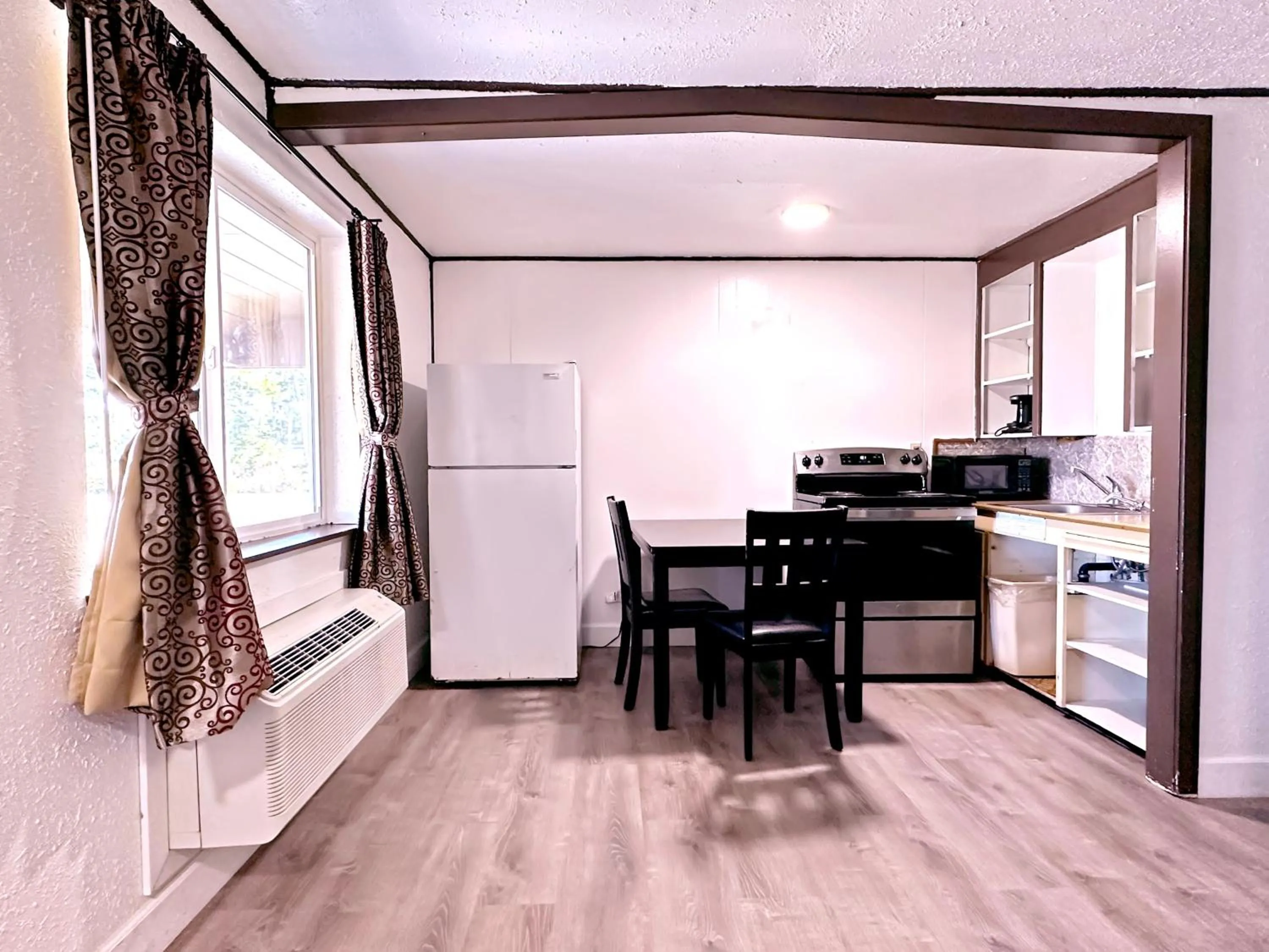 Kitchen or kitchenette in Economy Inn