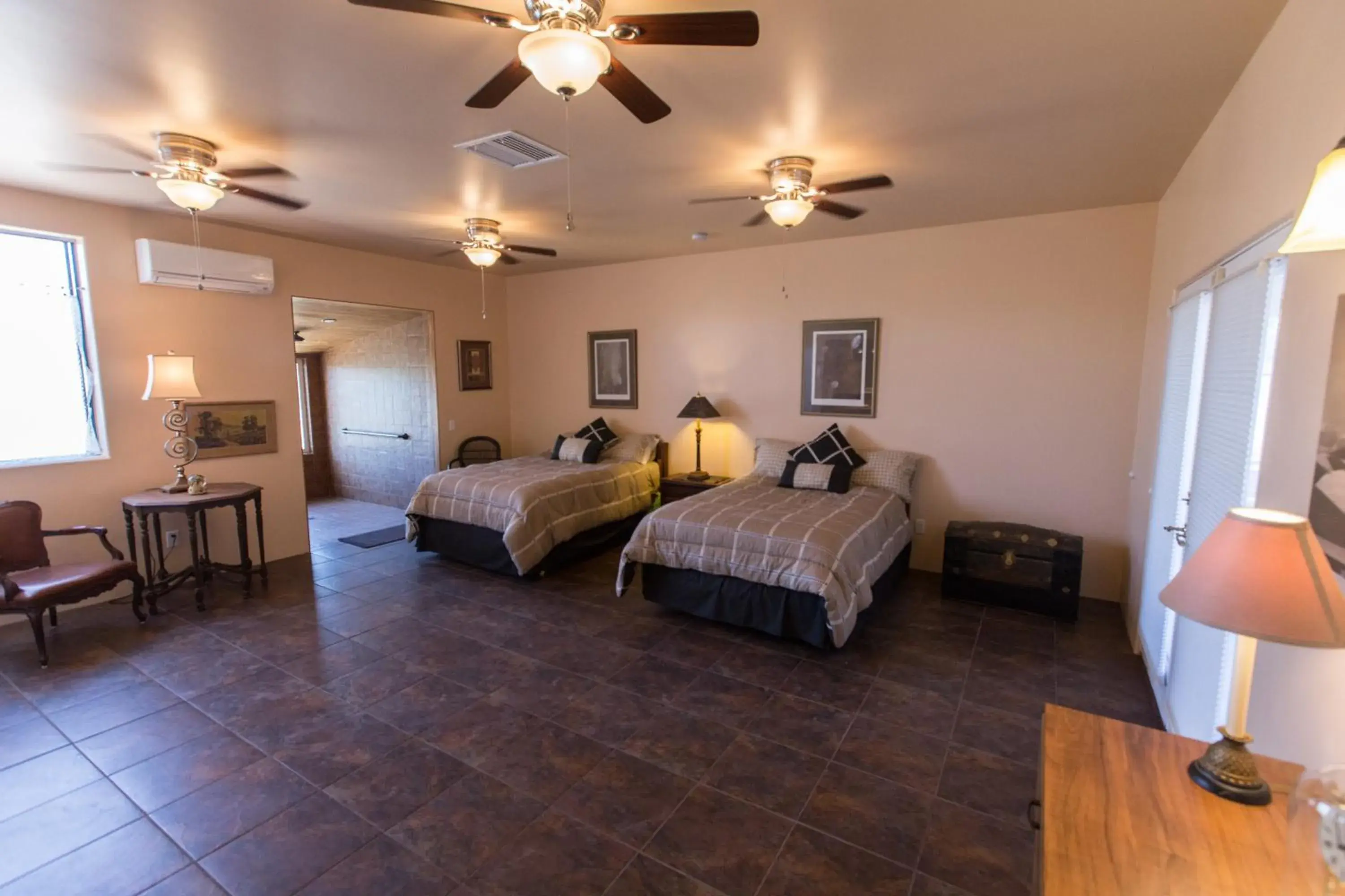 Double Room with Two Double Beds - Disability Access in Turtle Back Mesa Bed and Breakfast Double Room with Two Double Beds - Disability Access in Turtle Back Mesa Bed and Breakfast