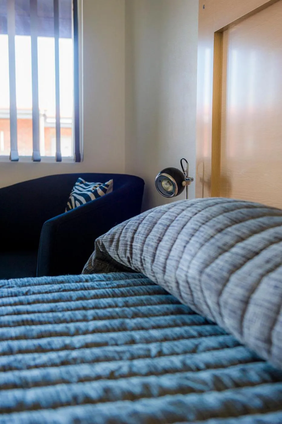 Seating area, Bed in Cherry Blossom Motor Inn