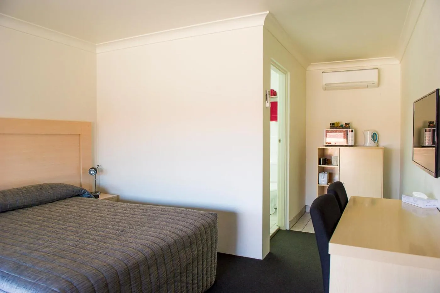 Photo of the whole room, Bed in Cherry Blossom Motor Inn