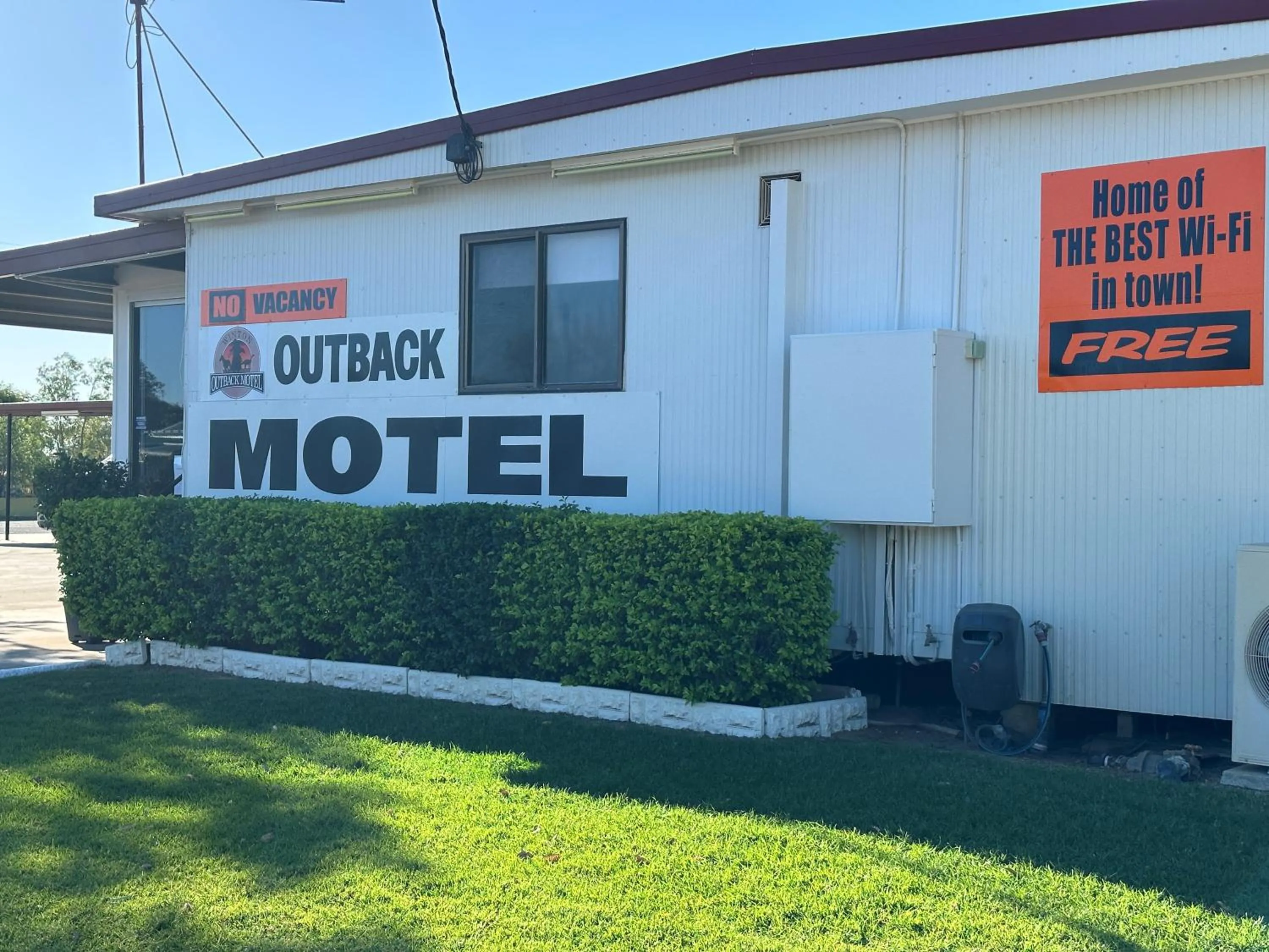 Facade/entrance in Winton Outback Motel