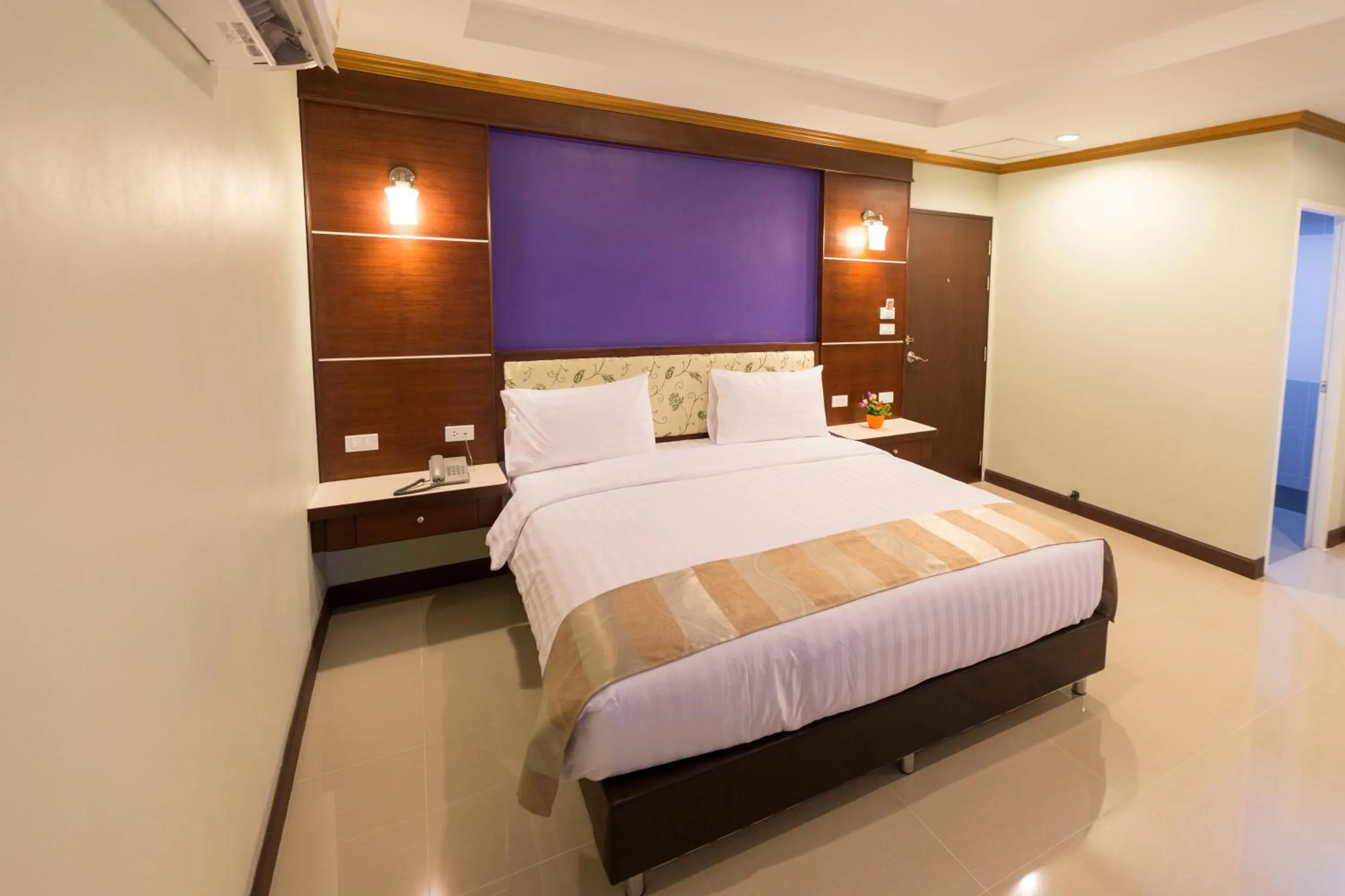 Bed in Thungtawan Hotel