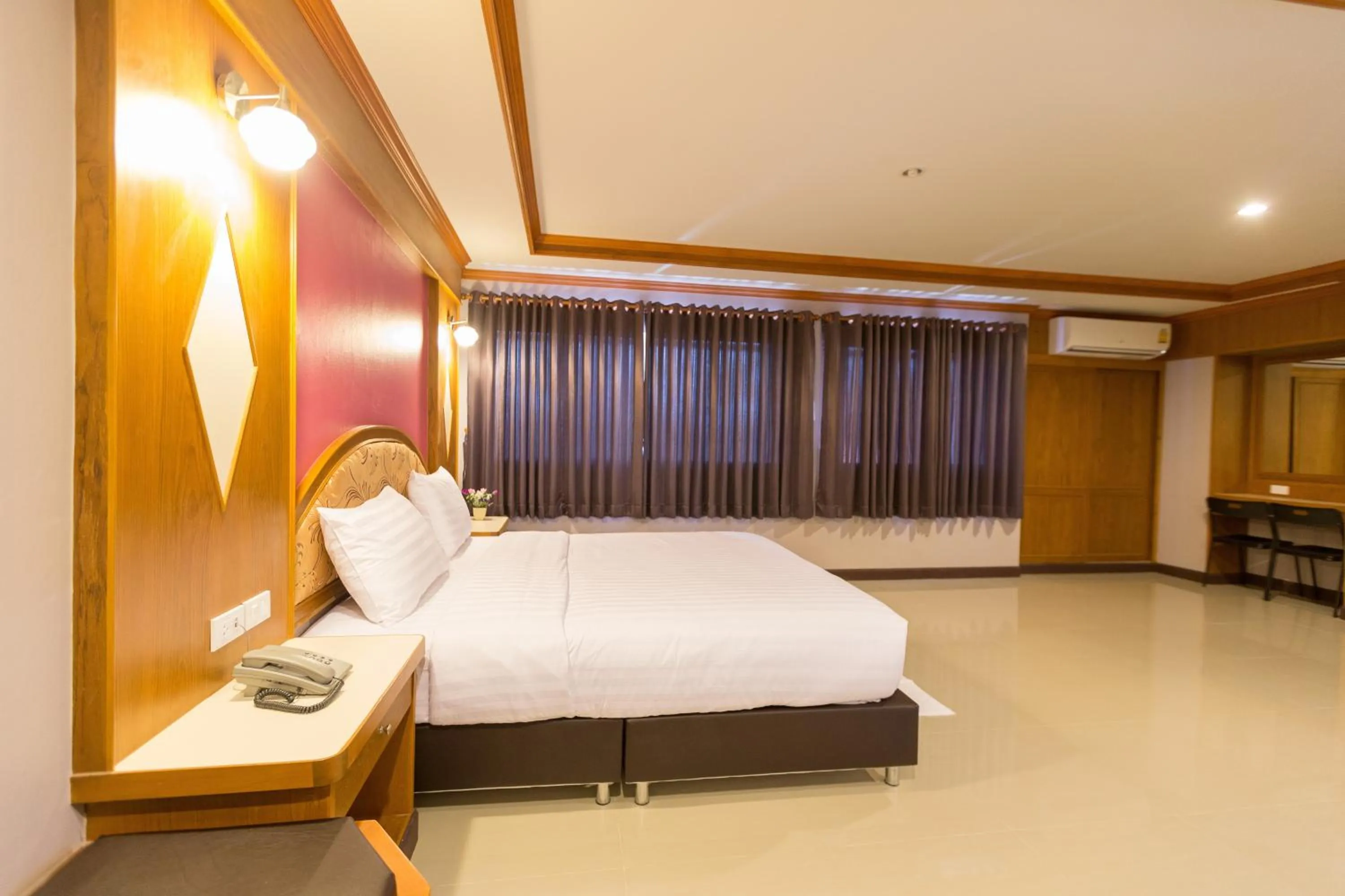 Bed in Thungtawan Hotel