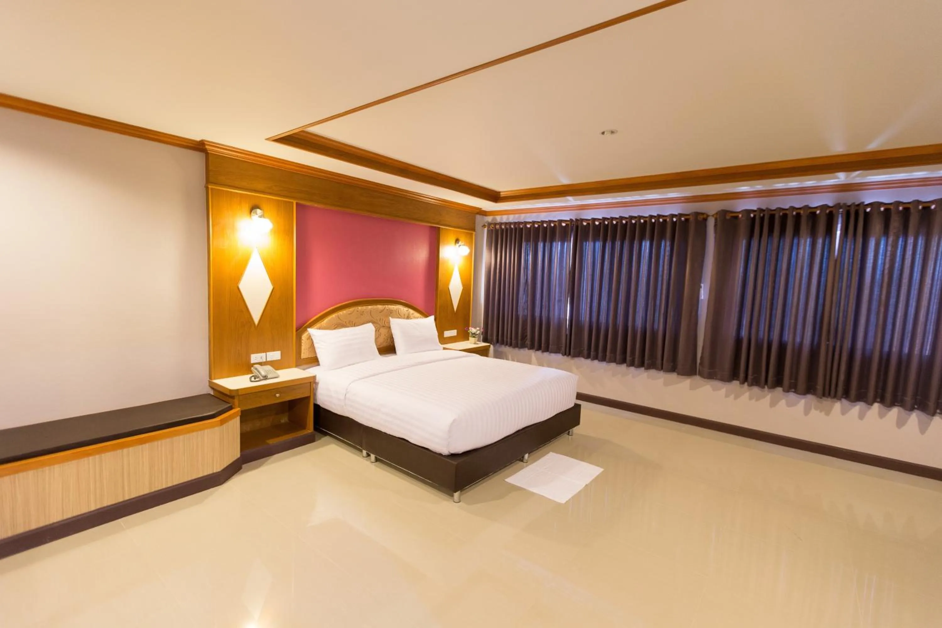 Bed in Thungtawan Hotel