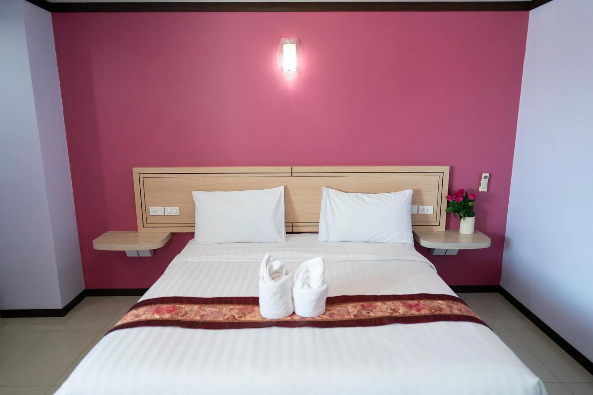 Bed in Thungtawan Hotel