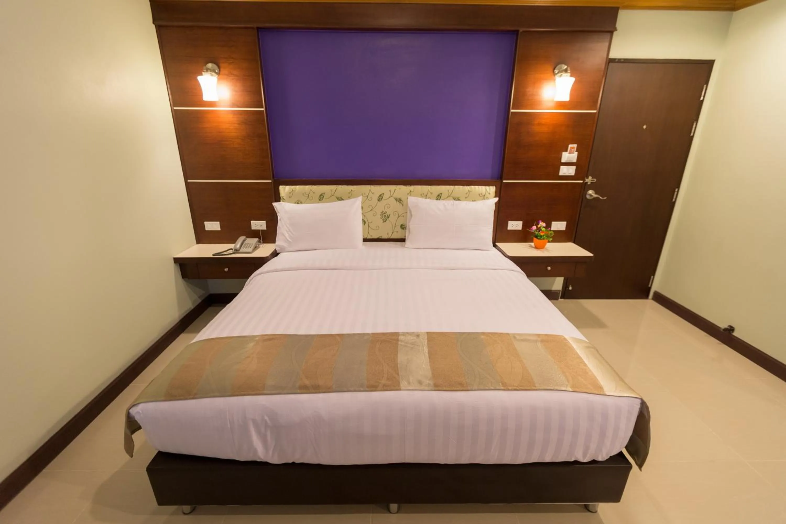 Bed in Thungtawan Hotel