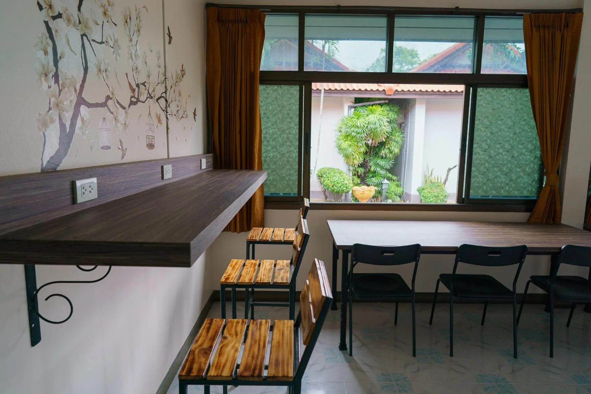 Communal lounge/ TV room in Thungtawan Hotel