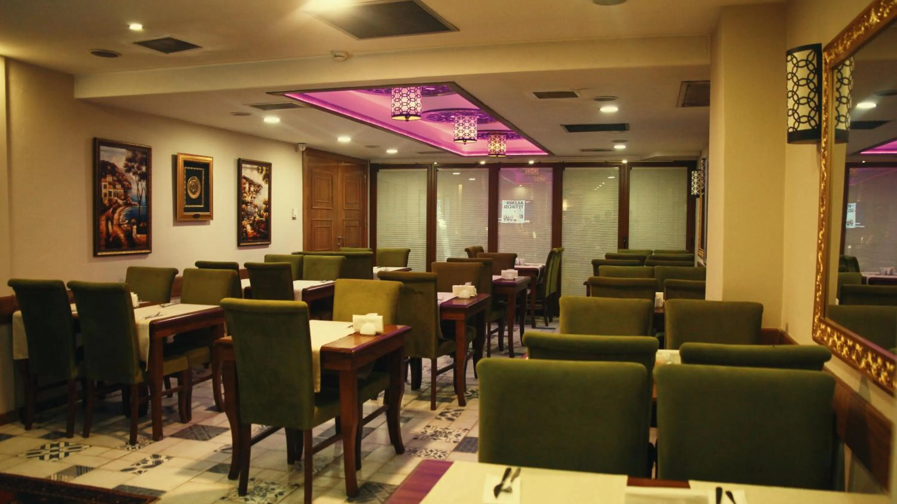 Restaurant/places to eat in Hotel Ney