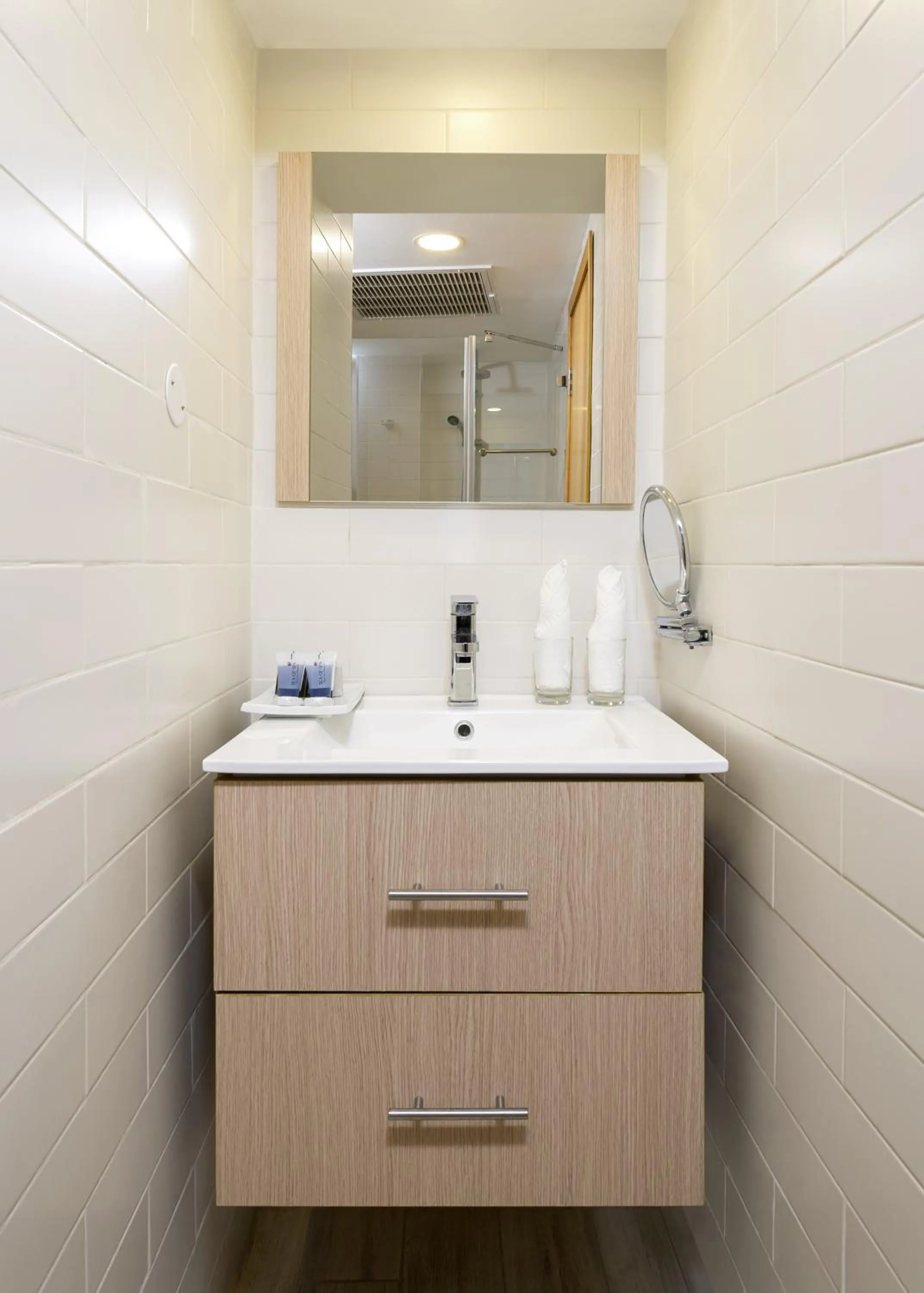 Shower in The Sephardic House Hotel in The Jewish Quarter