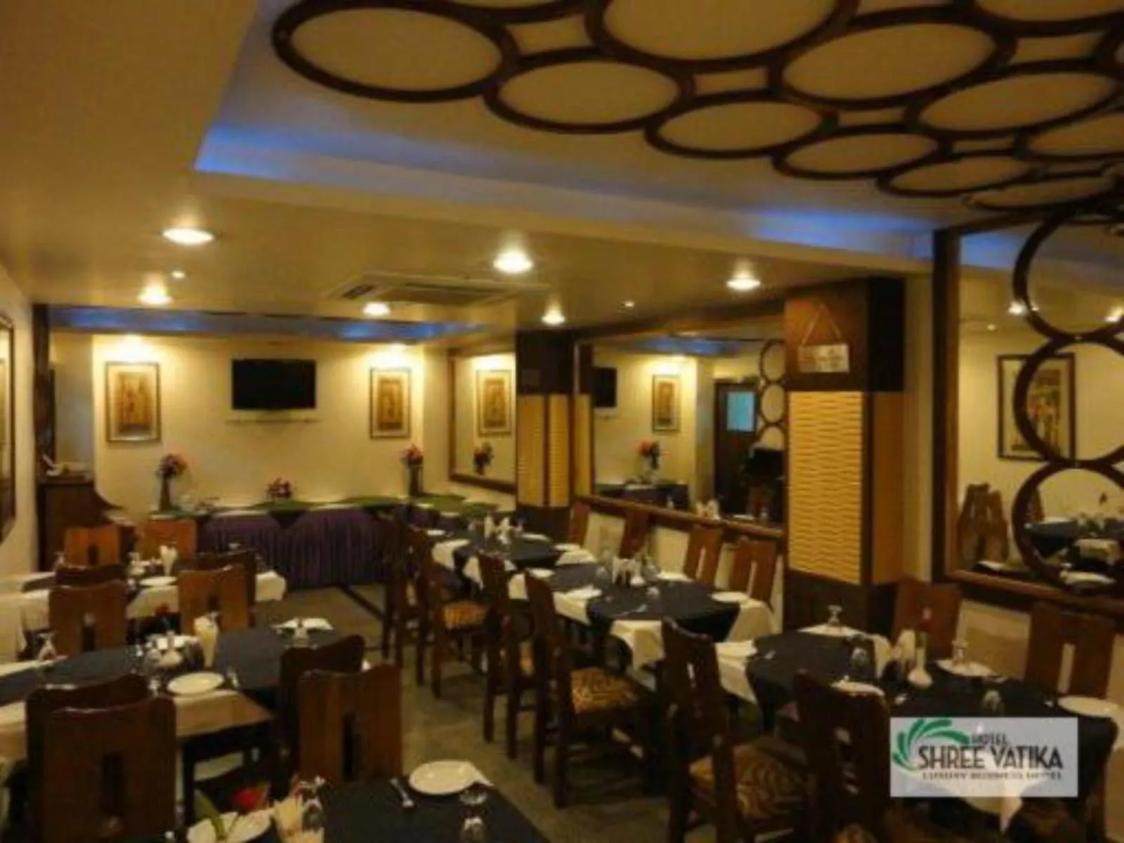 Restaurant/places to eat in Hotel Shree Vatika