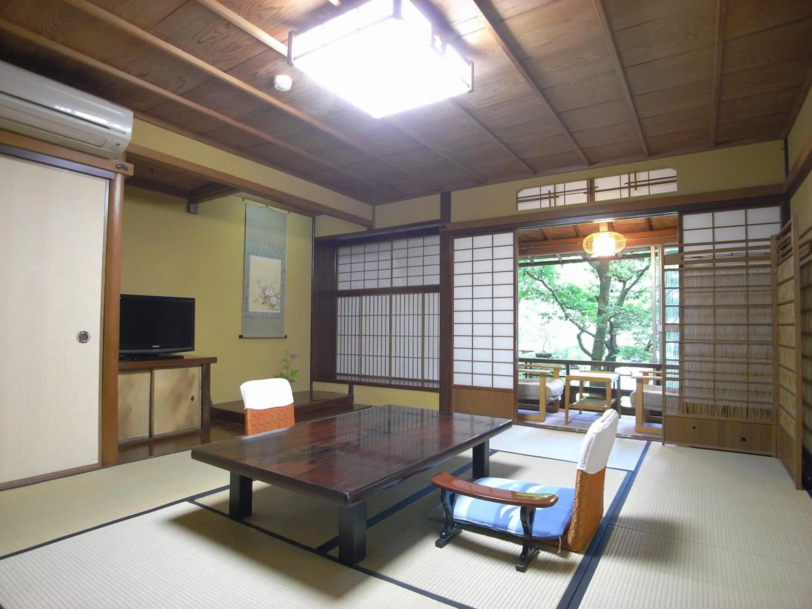 Photo of the whole room in Motoyu Ishiya