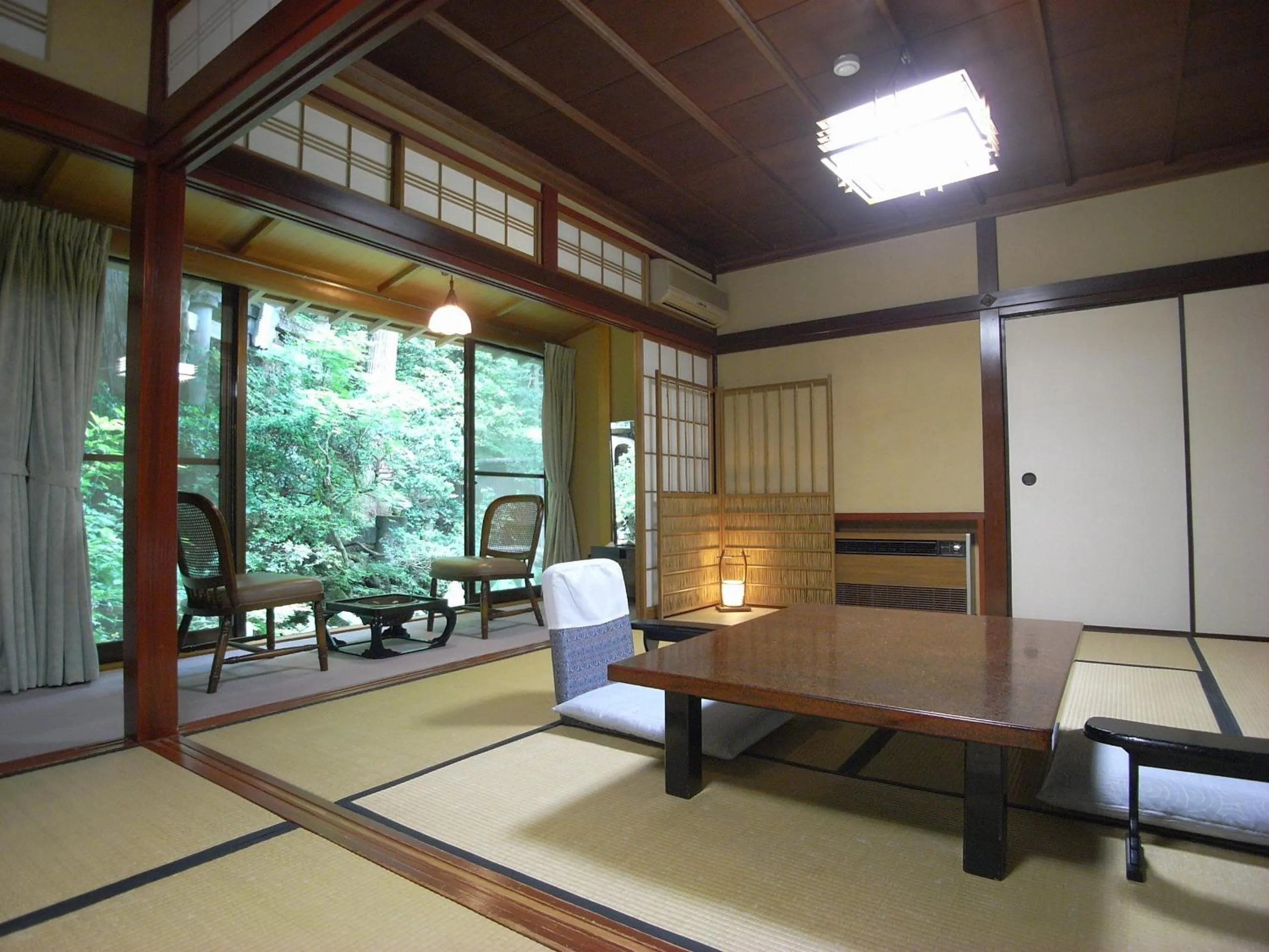 Photo of the whole room in Motoyu Ishiya