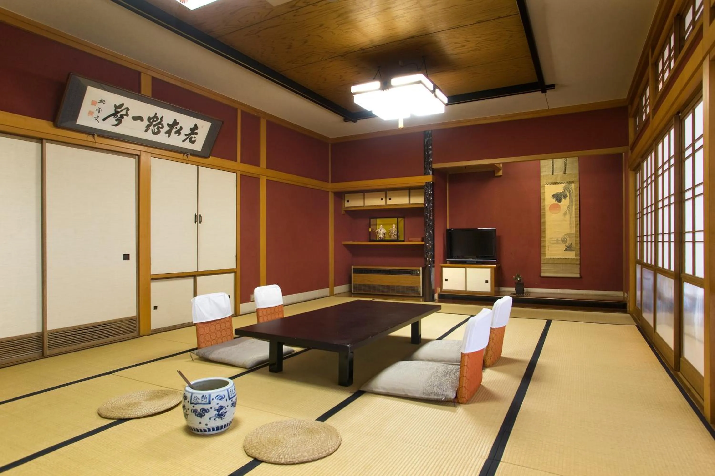Photo of the whole room in Motoyu Ishiya