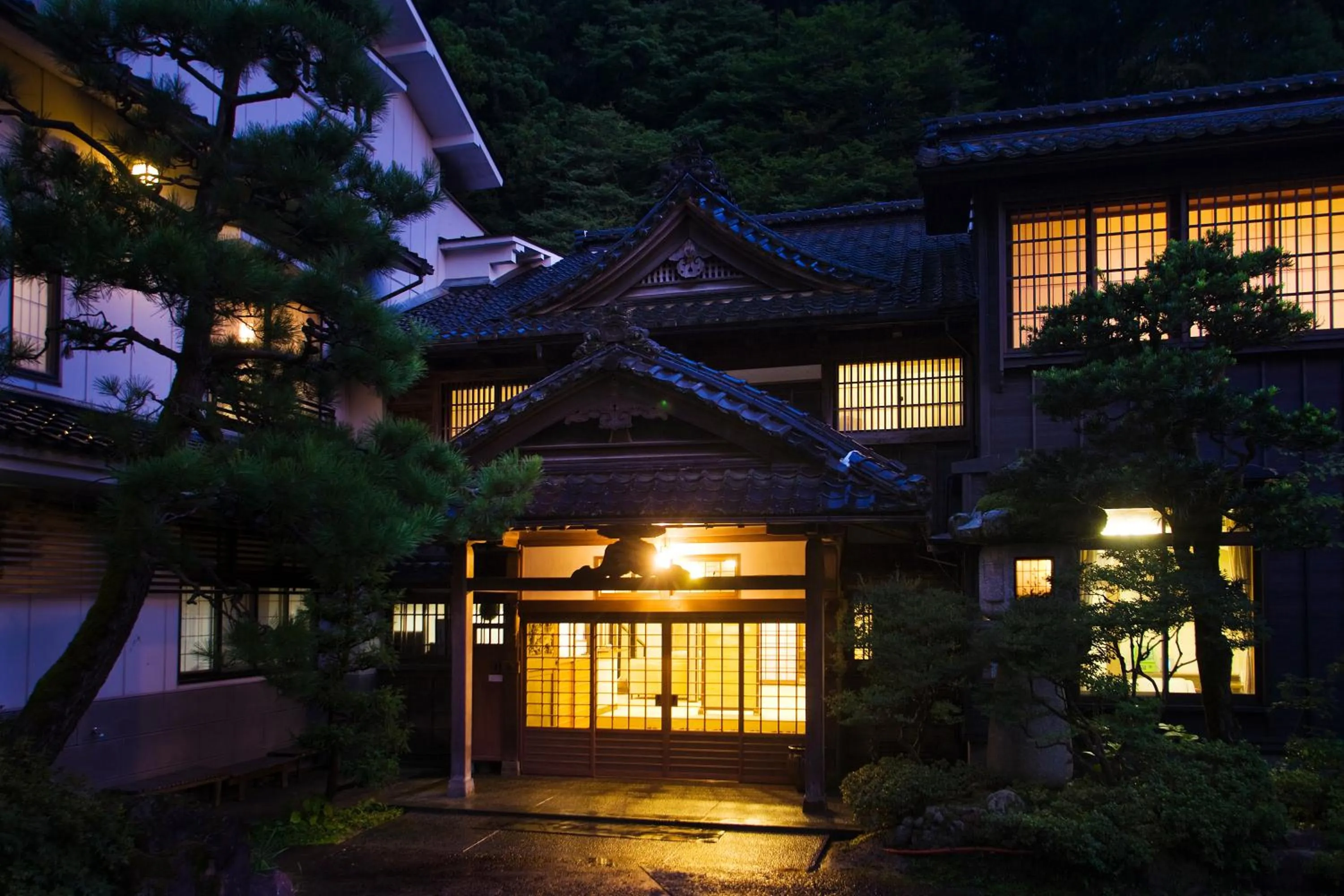 Facade/entrance in Motoyu Ishiya