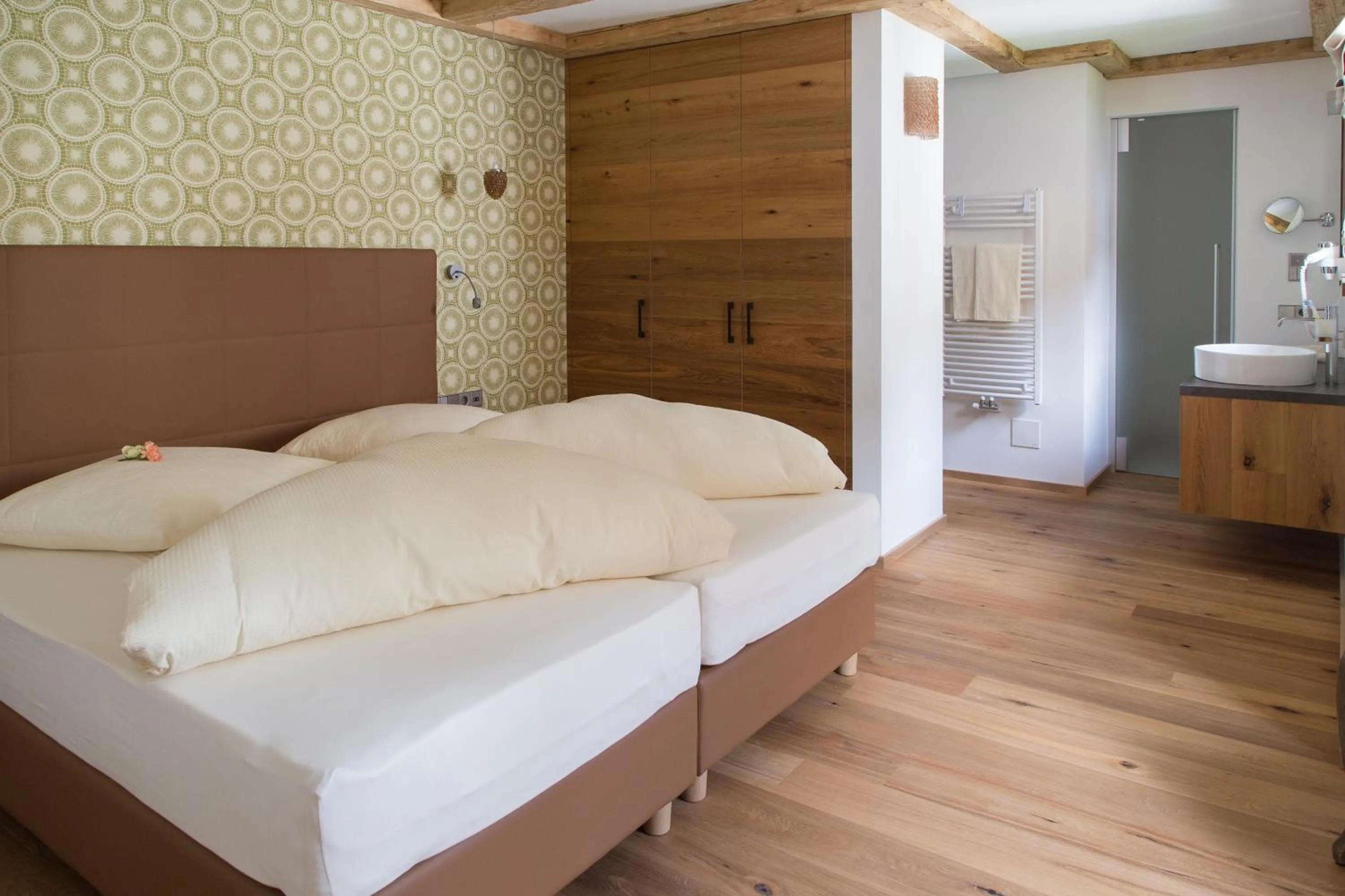 Shower, Bed in Mountainlodge Luxalpine