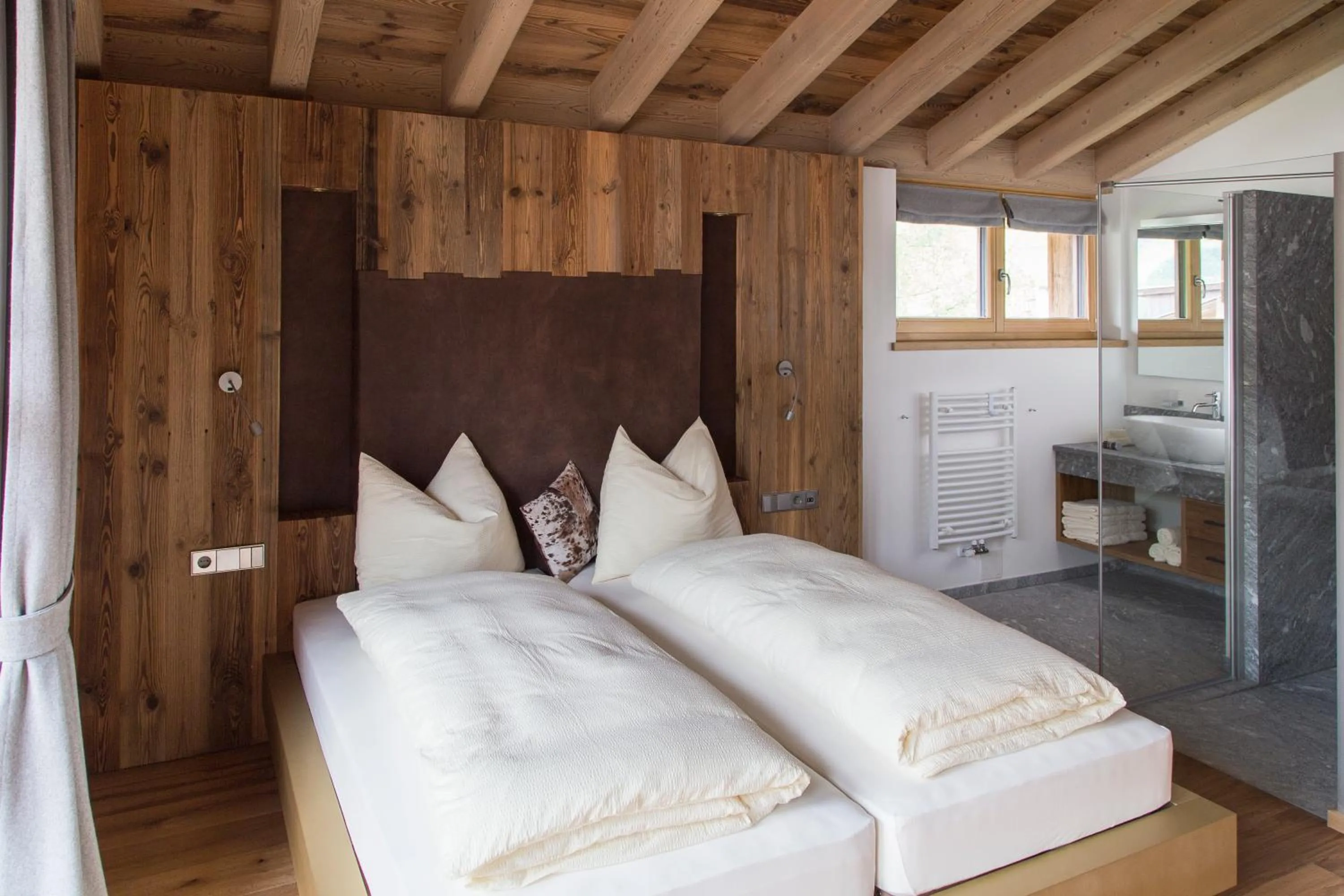 Shower, Bed in Mountainlodge Luxalpine