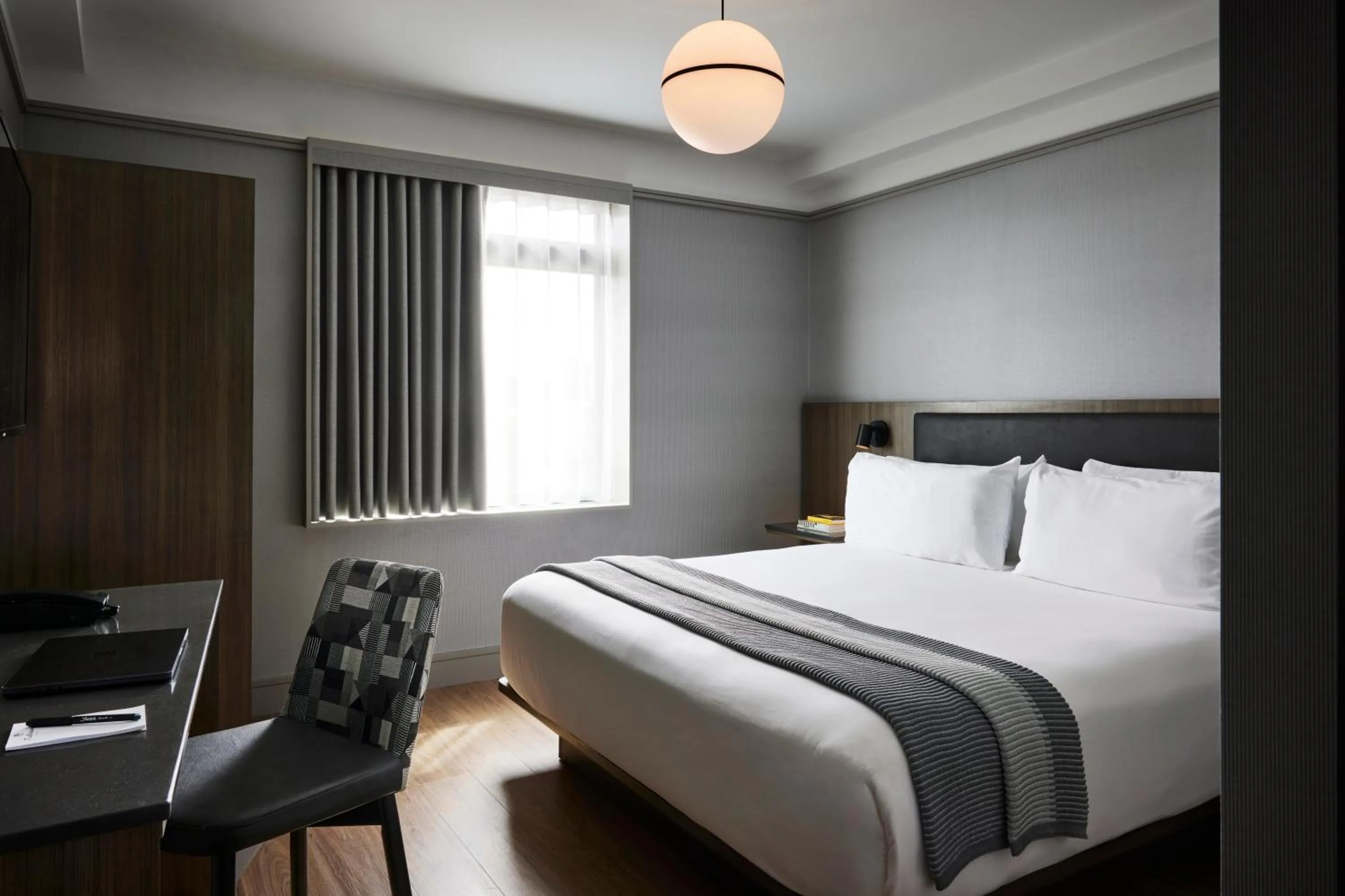 Photo of the whole room, Bed in The Melrose Hotel