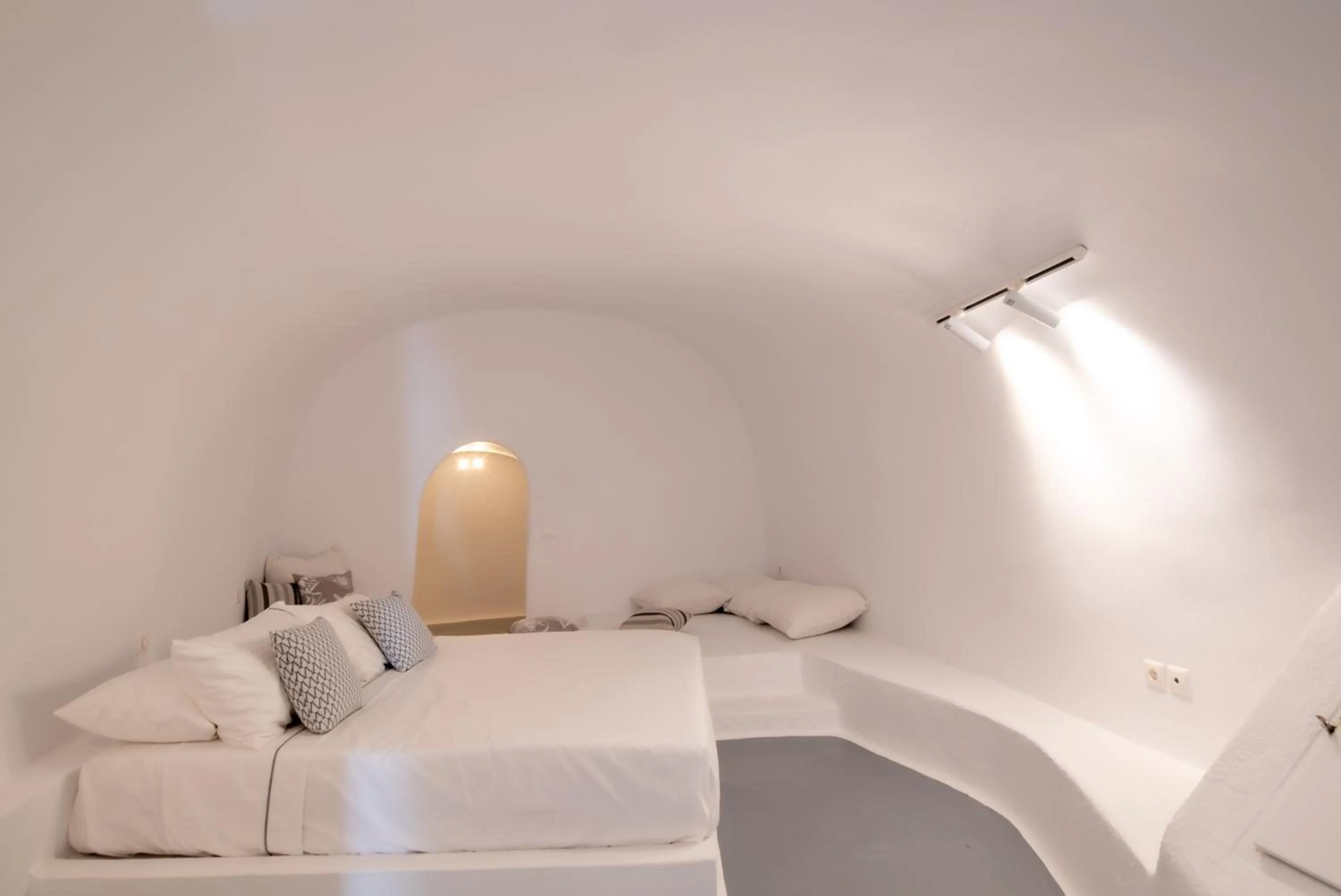 Bedroom, Bed in Heavens Edge