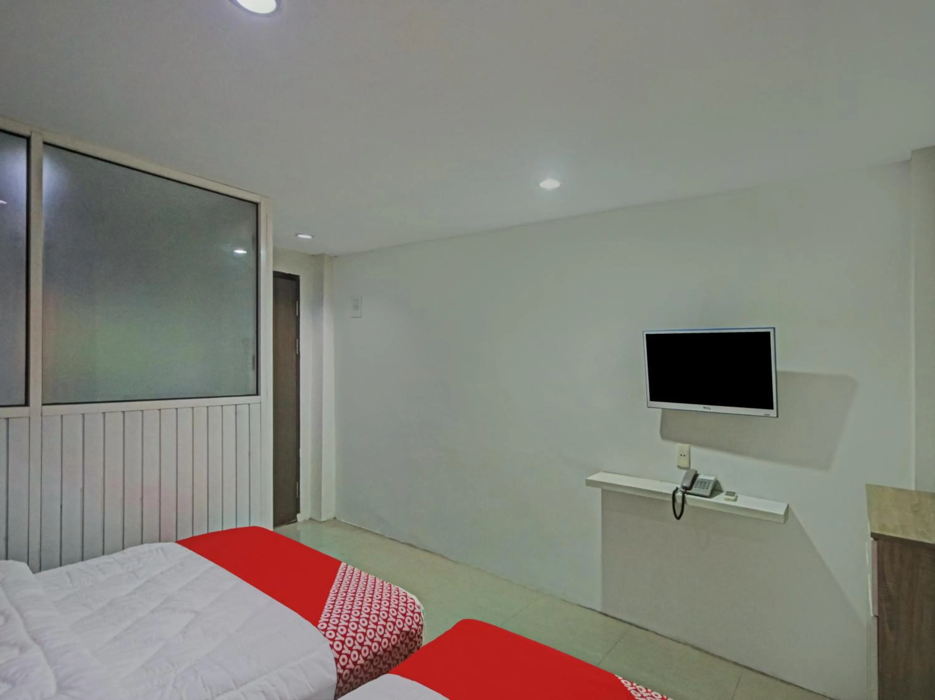 Bedroom, TV/Entertainment Center in OYO 2574 Z Suites Hotel