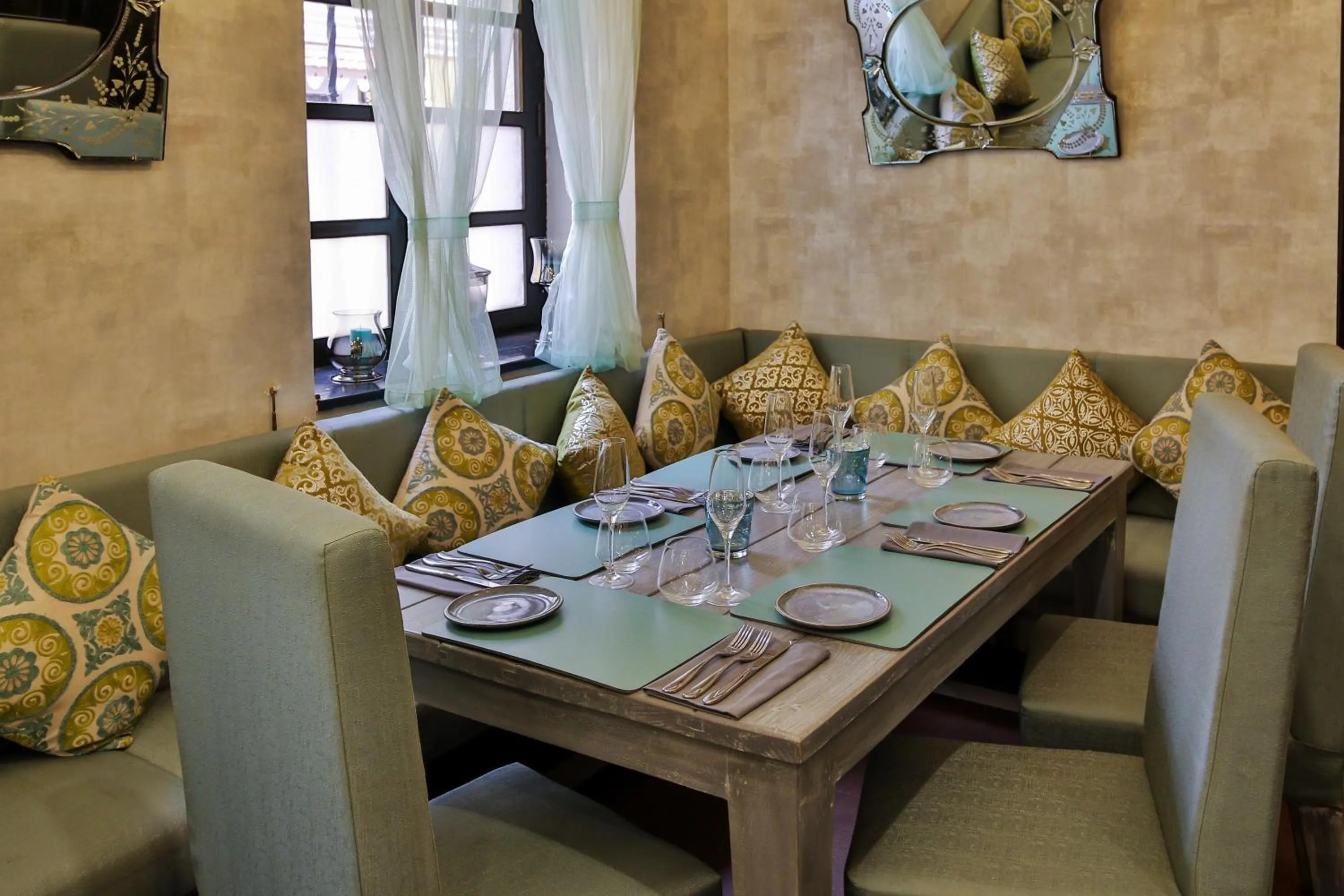 Restaurant/places to eat in La Maison by Dia Hotels and Homes