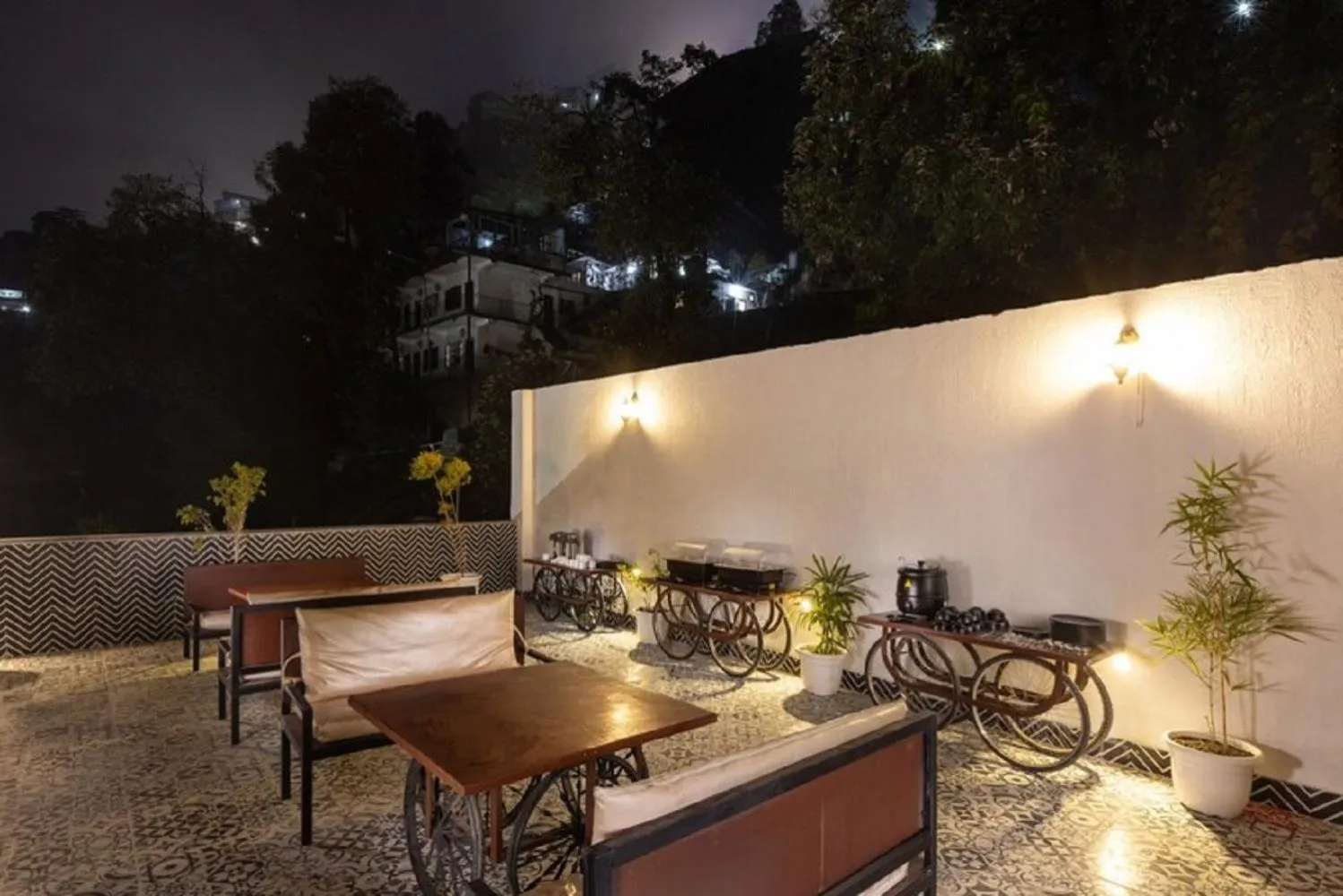 Restaurant/places to eat in Hotel Rockland Residency